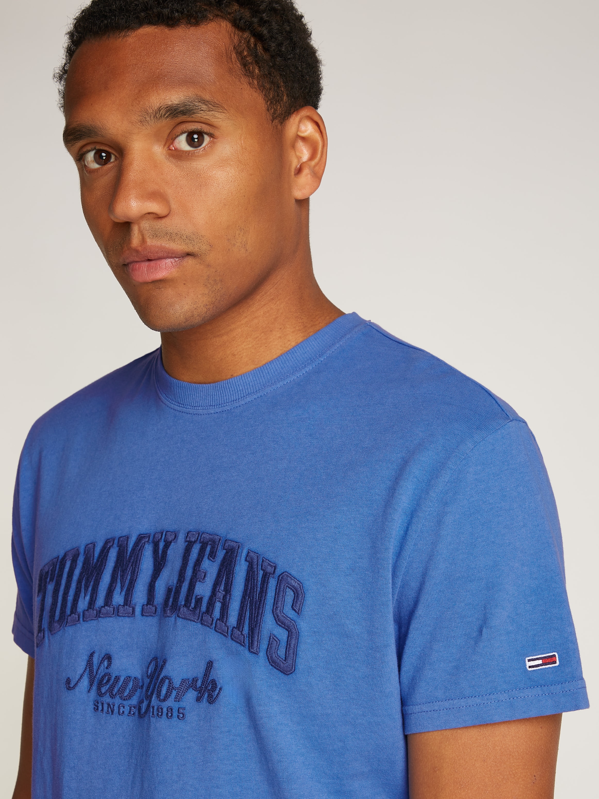 Tommy Jeans T-Shirt »TJM REG VINTAGE VARSITY TEE«, mit großem Logo