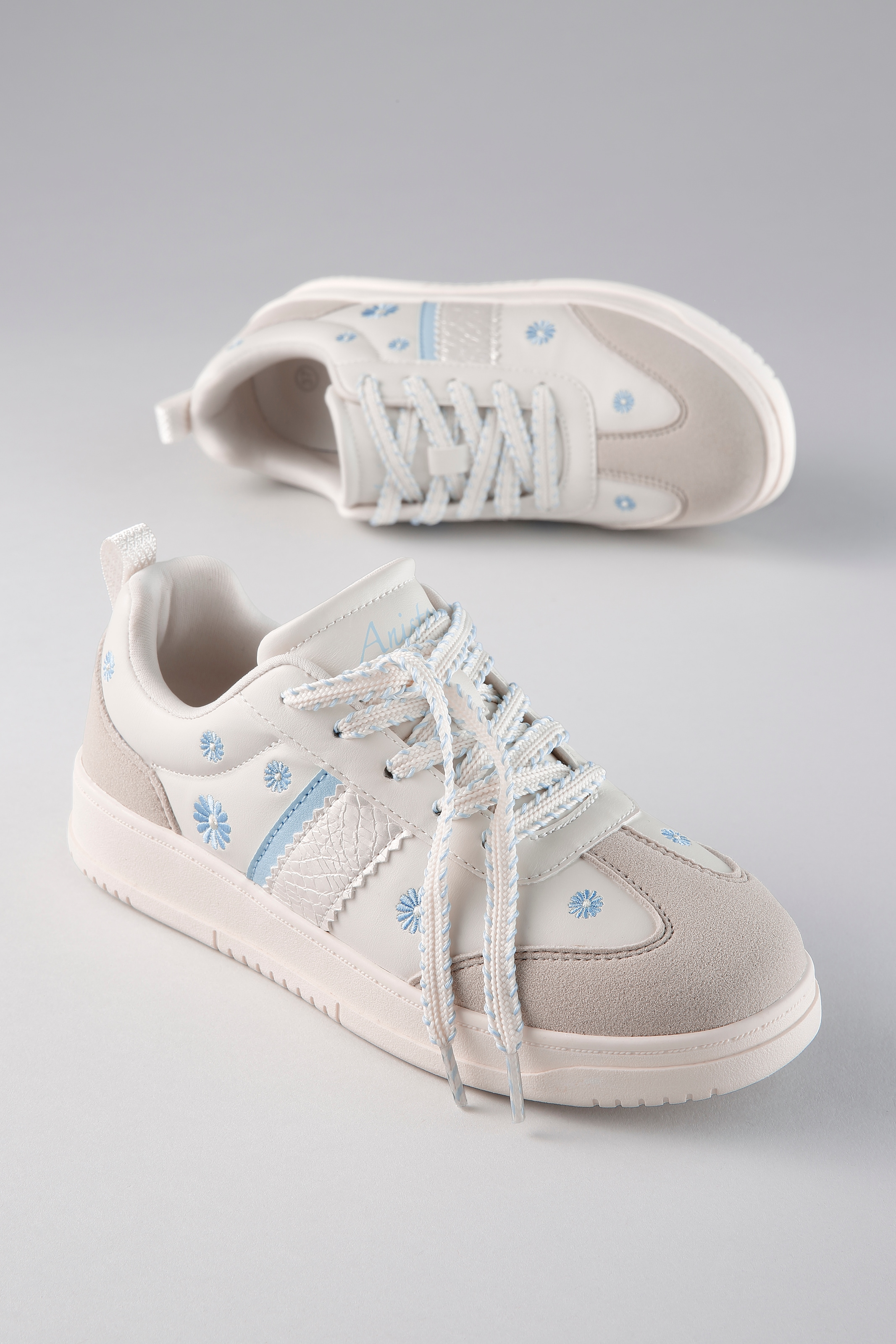 Aniston SHOES Plateausneaker Schnürschuh, Freizeitschuh mit Blumenstickerei günstig online kaufen