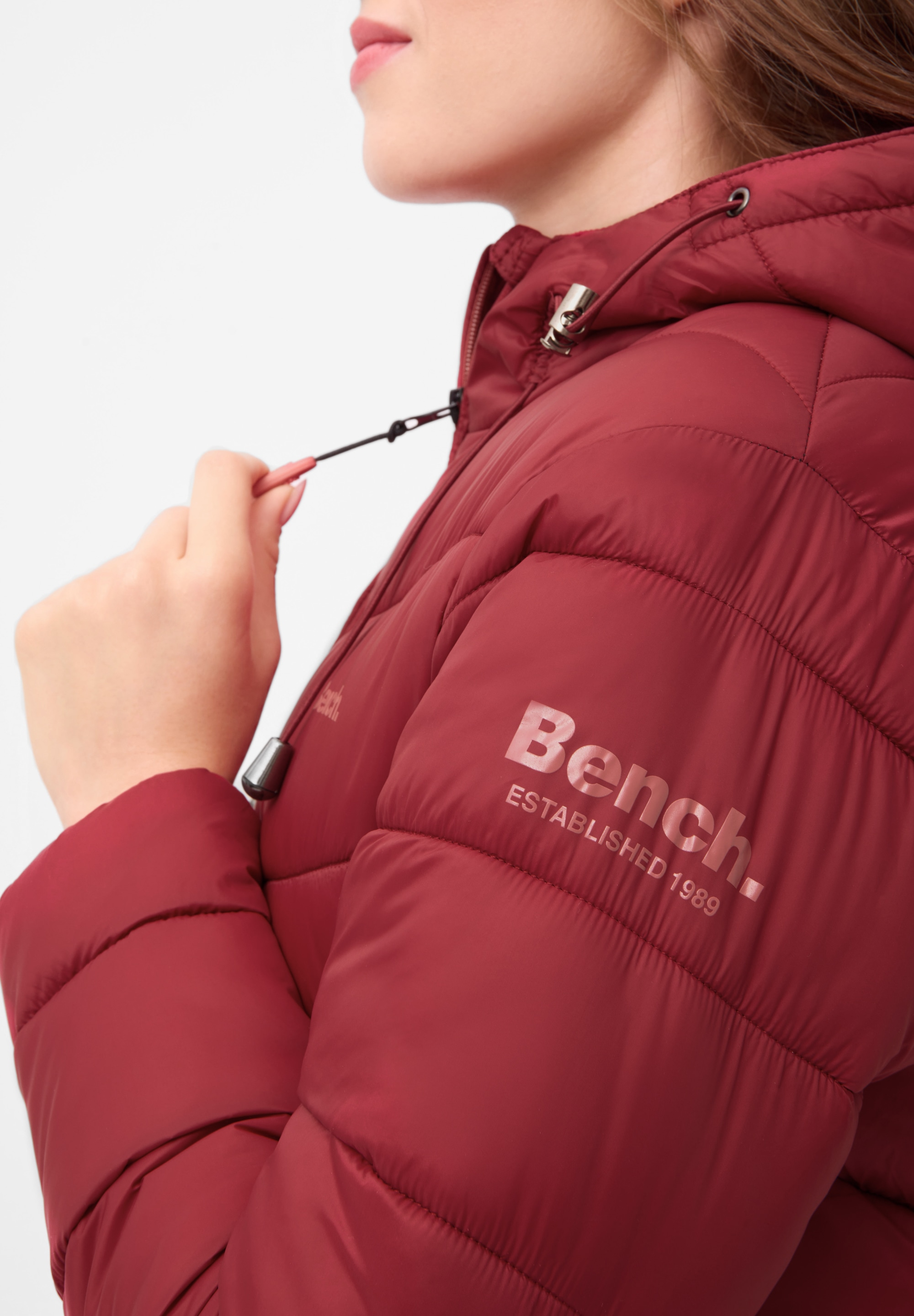 Bench. Steppjacke »JIYRA«, mit Kapuze, leichte, taillierte Übergangsjacke mit breiter Steppung und Kapuze