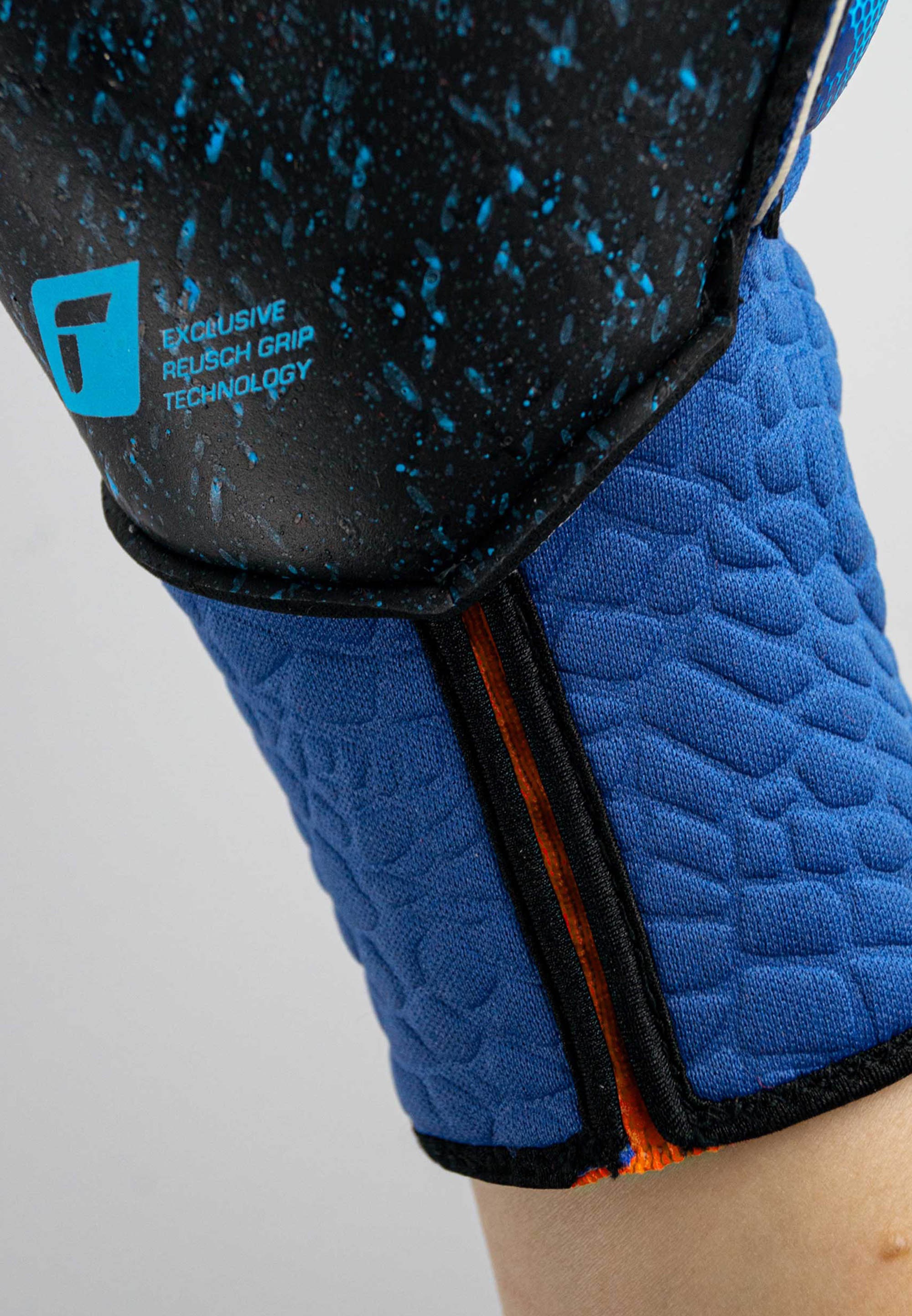 Reusch Torwarthandschuhe »Attrakt Fusion Strapless AdaptiveFlex«, mit hervorragendem Grip