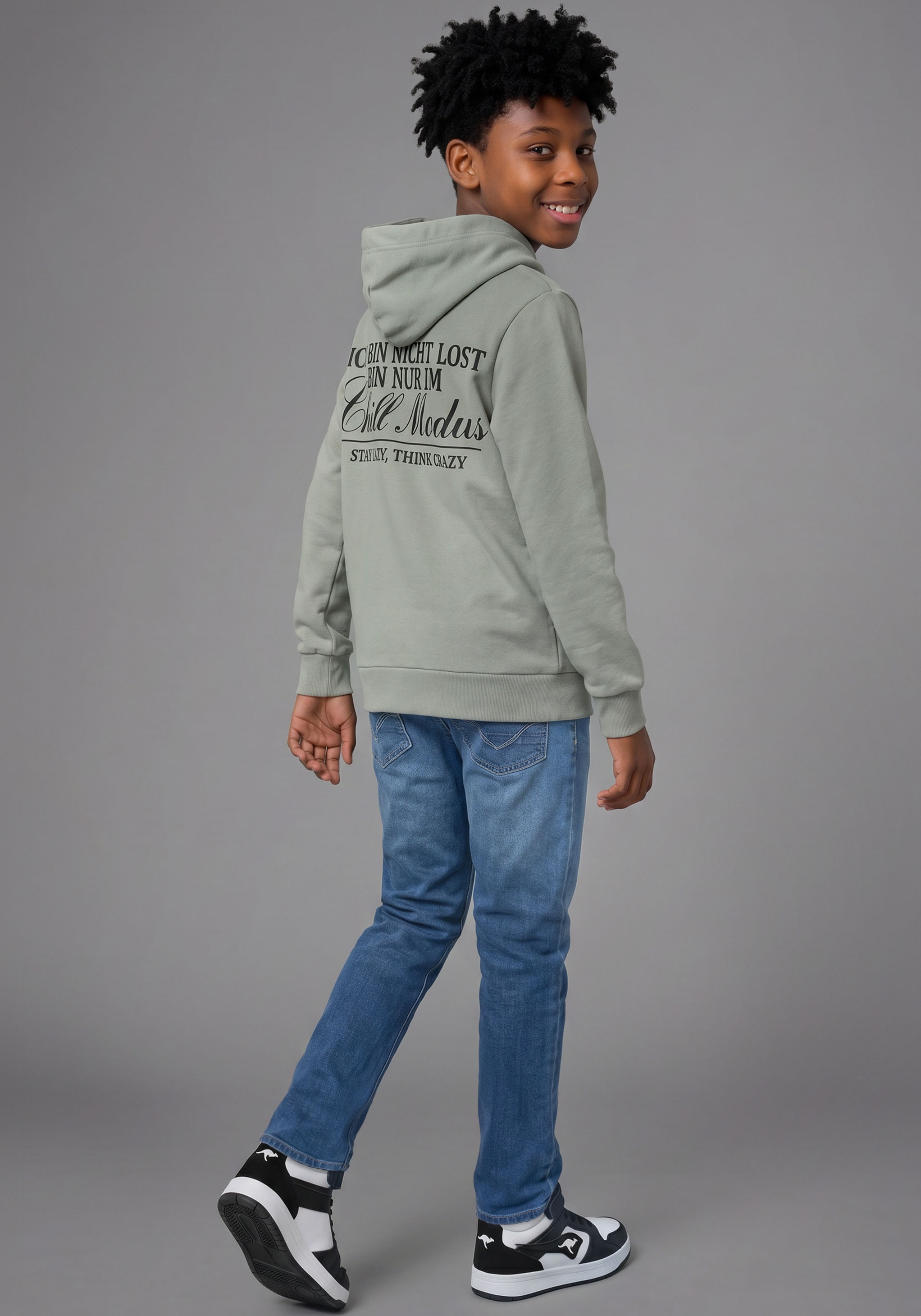 KIDSWORLD Kapuzensweatshirt »Hoodie mit Spruch vorne und hinten«, mit Kapuze, Langarm, hüftbedeckend, mit Kängurutasche

