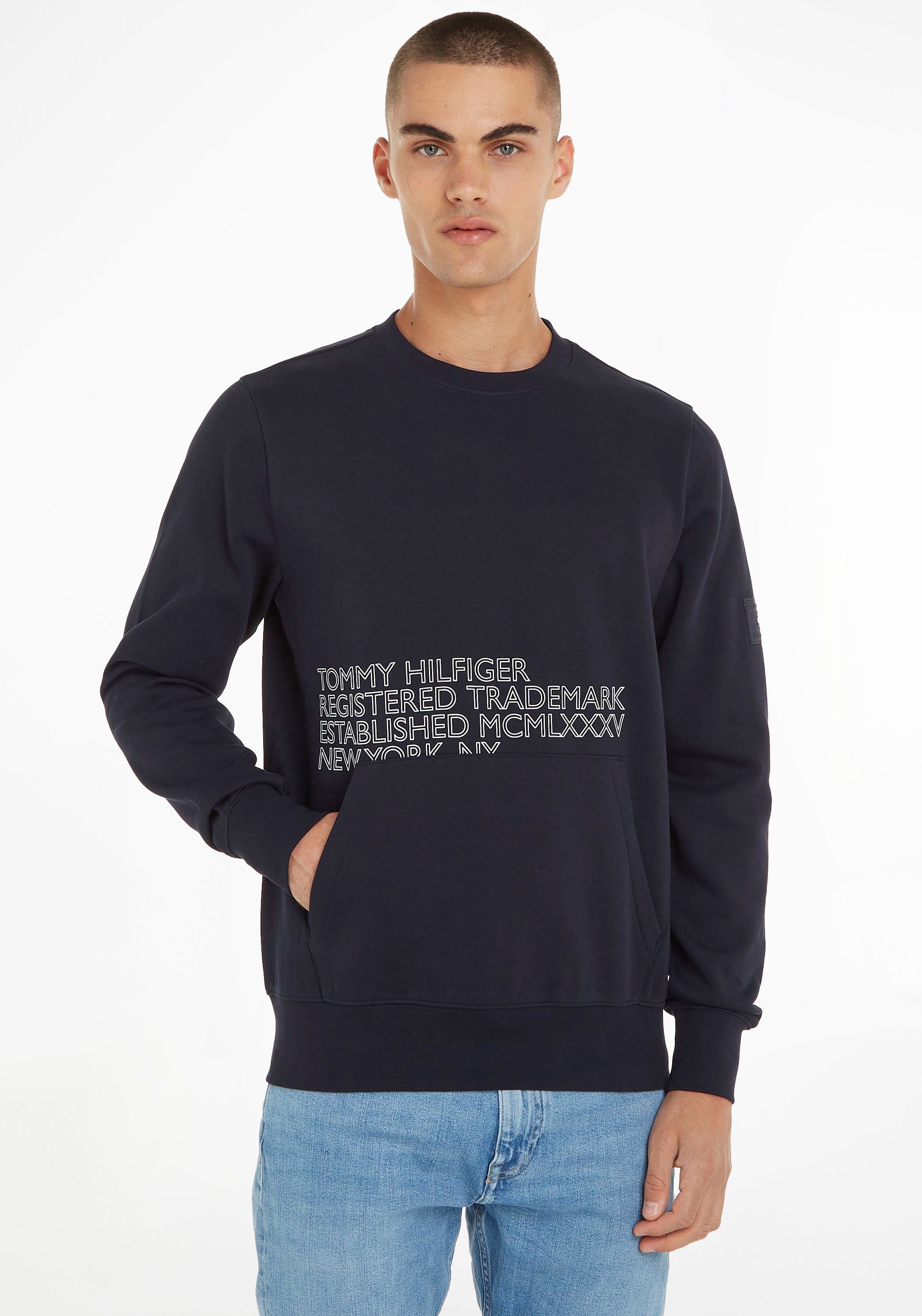 CREWNECK«, »BADGED Tommy BAUR Hilfiger Sweatshirt | mit Rippbündchen ▷ GRAPHIC kaufen
