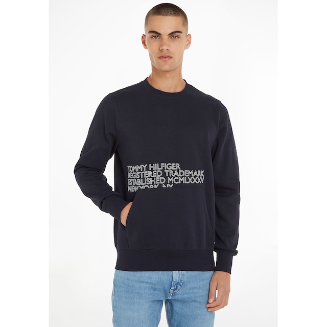 mit Hilfiger CREWNECK«, GRAPHIC Sweatshirt ▷ kaufen Rippbündchen Tommy | »BADGED BAUR