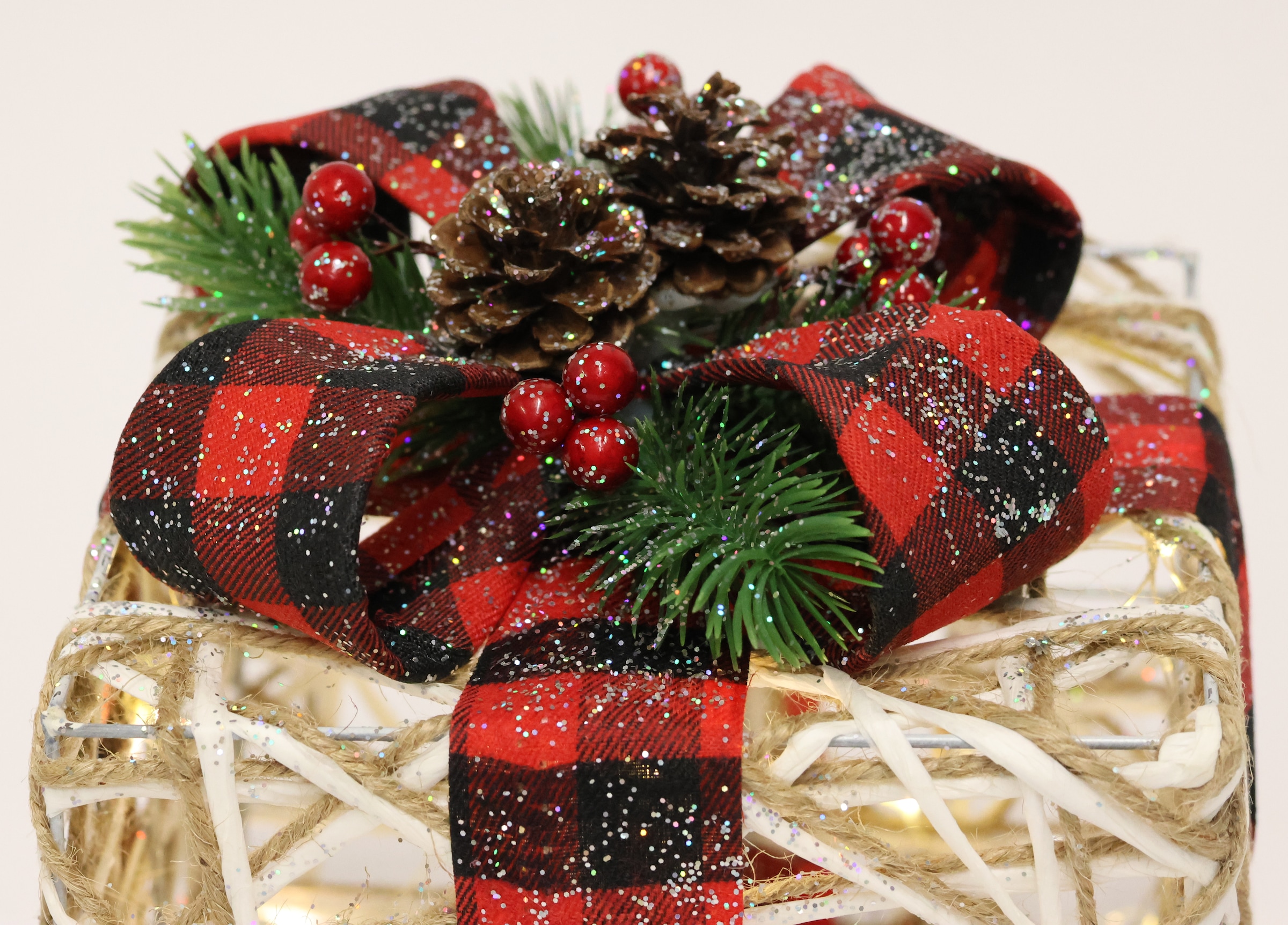 I.GE.A. Dekofigur »Weihnachtsfigur Leuchtfigur LED-Geschenk mit Schleife«, Geschenkpaket Schleife Tanne Beeren Zapfen Weihnachtsdeko beleuchtet