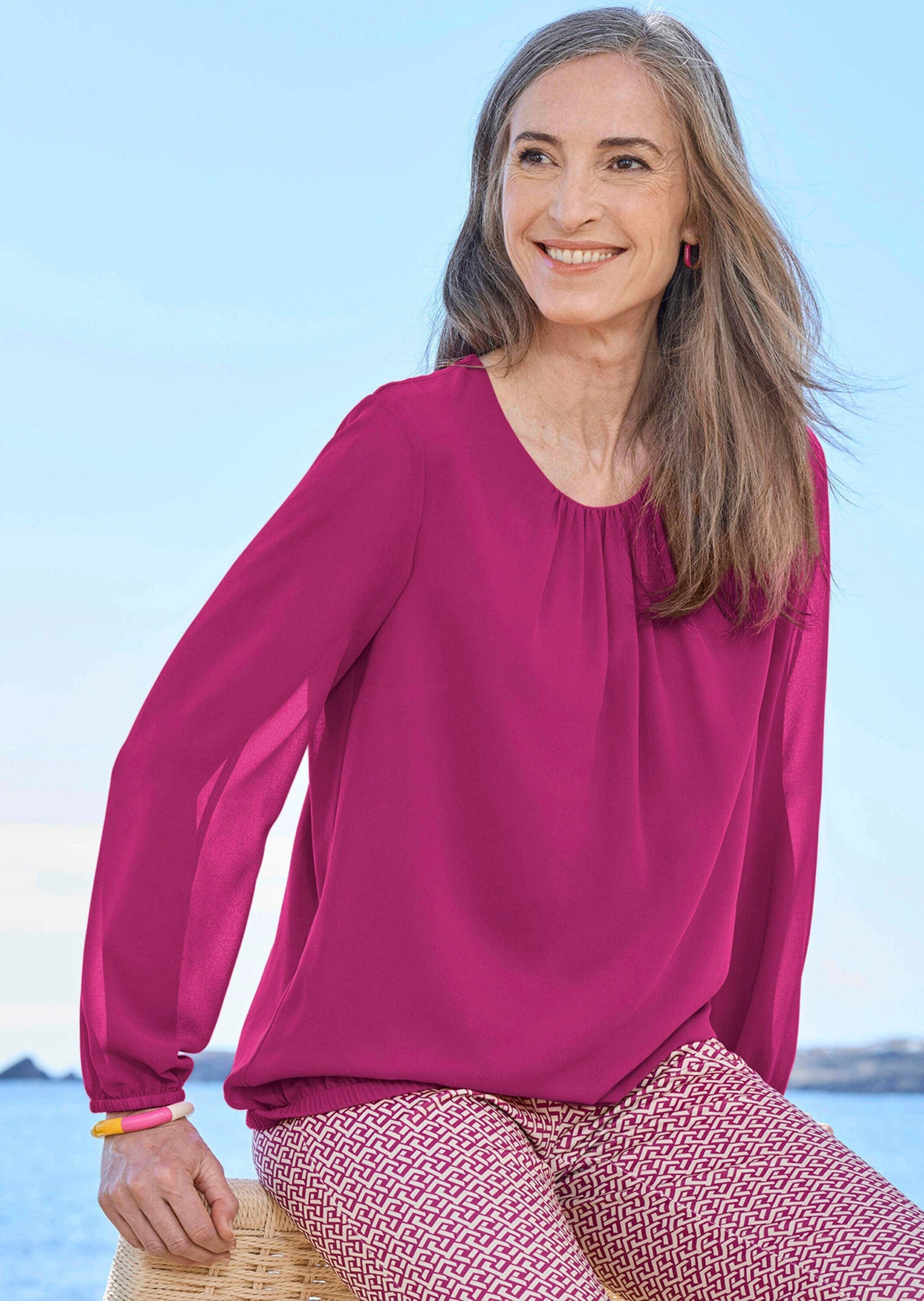 Klassische Bluse GOLDNER "Kurzgröße Elegante Bluse aus Chiffon", Damen, Gr. 22, pink (beere), Obermaterial: 67% Polyester PES. 30% Viskose CV. 3% Elasthan EL., Modisch, Blusen, Rundhalsausschnitt 3