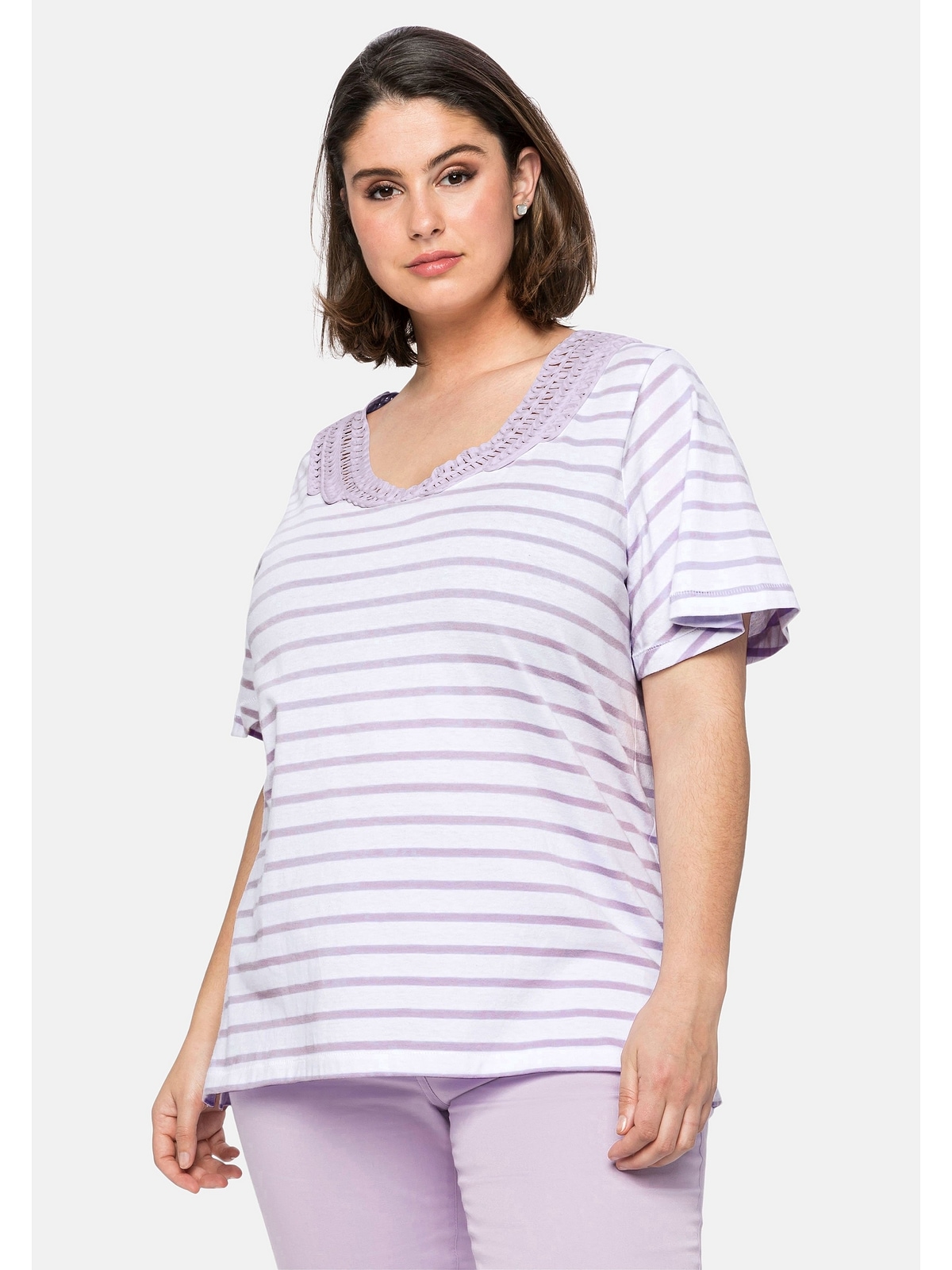Sheego T-Shirt »Große Größen«, mit breiter Spitze am Rundhalsausschnitt  bestellen | BAUR | Rundhalsshirts
