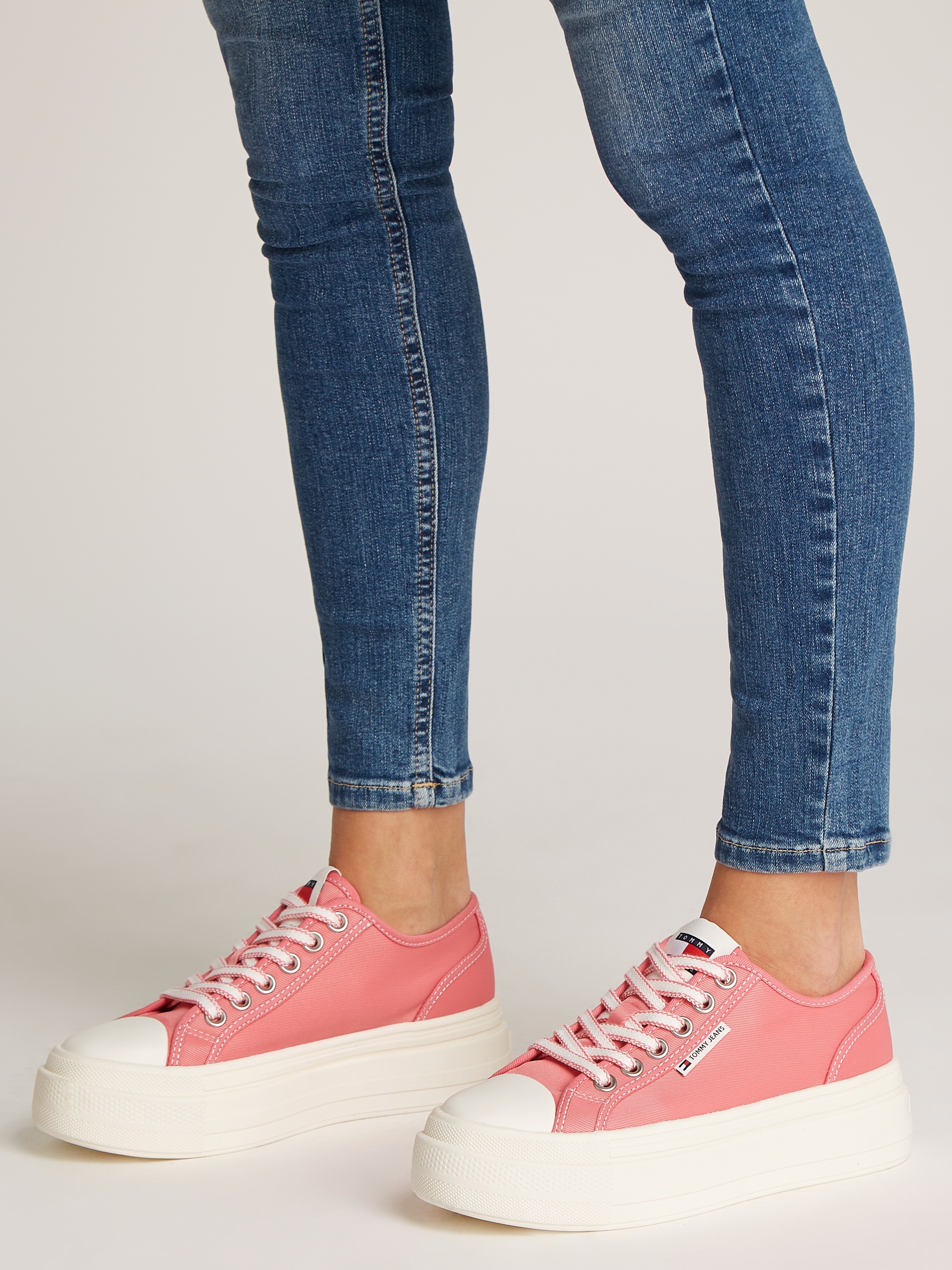 Tommy Jeans Plateausneaker »TJW FOXING FLATFORM SNEAKER LOW«, Freizeitschuh, Halbschuh, Schnürschuh mit trendigen Kontrastnähten