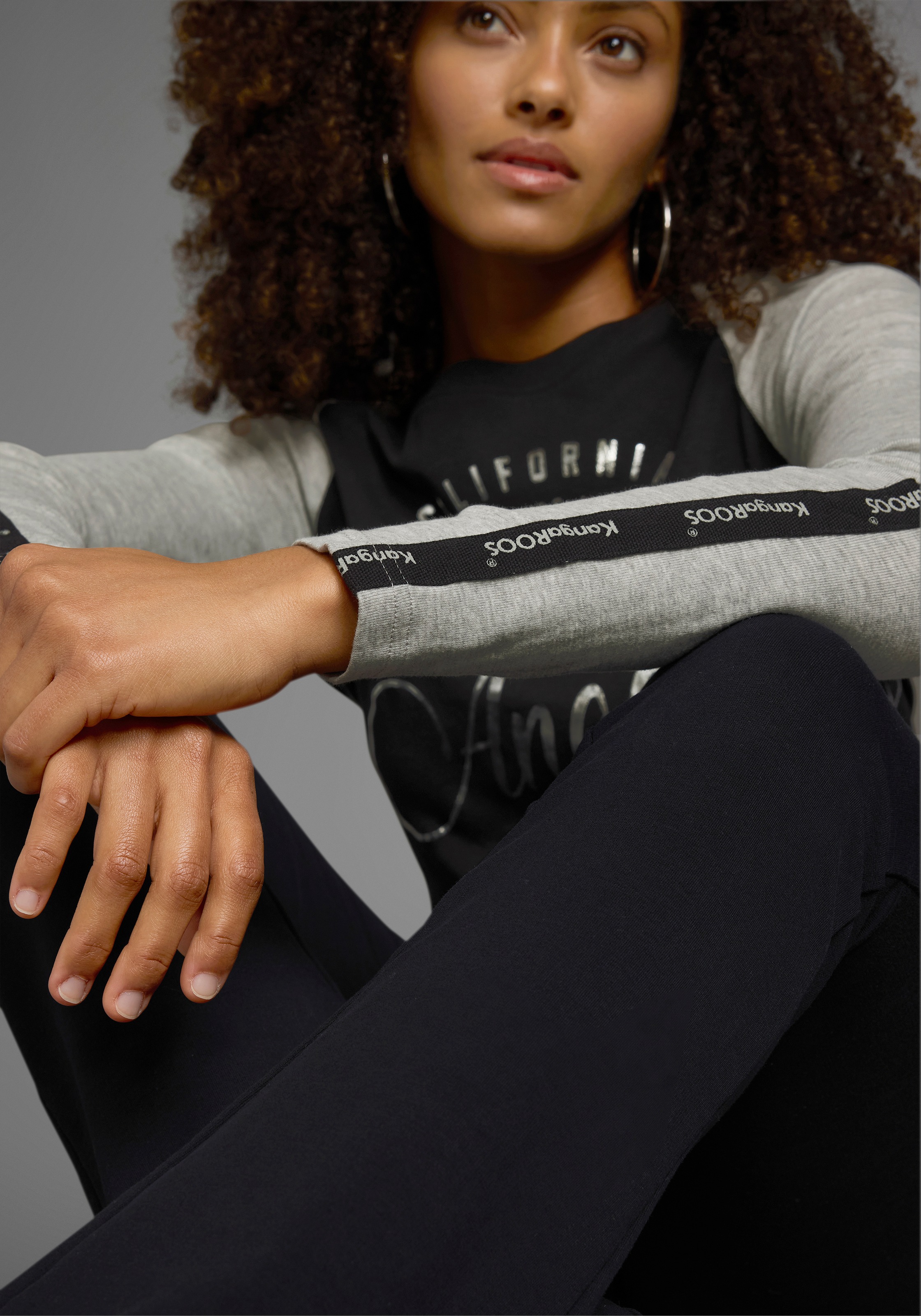 Thumbnail - KangaROOS Longsleeve Langarm, sehr figurbetonte Passform, mit glänzendem Metallic-Druck