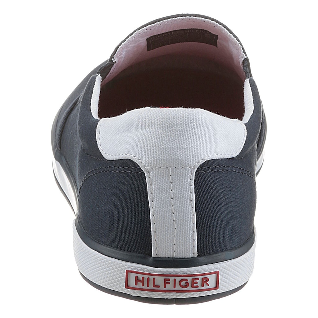 Tommy Hilfiger Slip-On Sneaker »ICONIC SLIP ON SNEAKER«, Slipper, Freizeitschuh, Halbschuh mit seitlichen Stretcheinsätzen