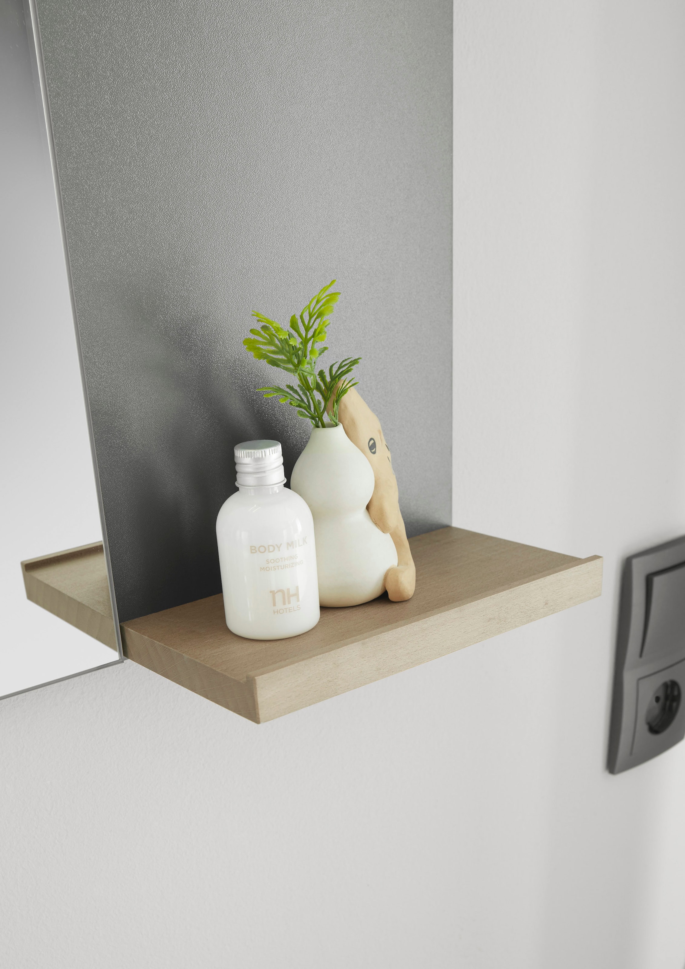 Places of Style Badspiegel »SOLiD, Spiegel im modernen Design, Wandspiegel«, in zwei Farben verfügbar, zwei Ablageböden, Aufbauleuchte
