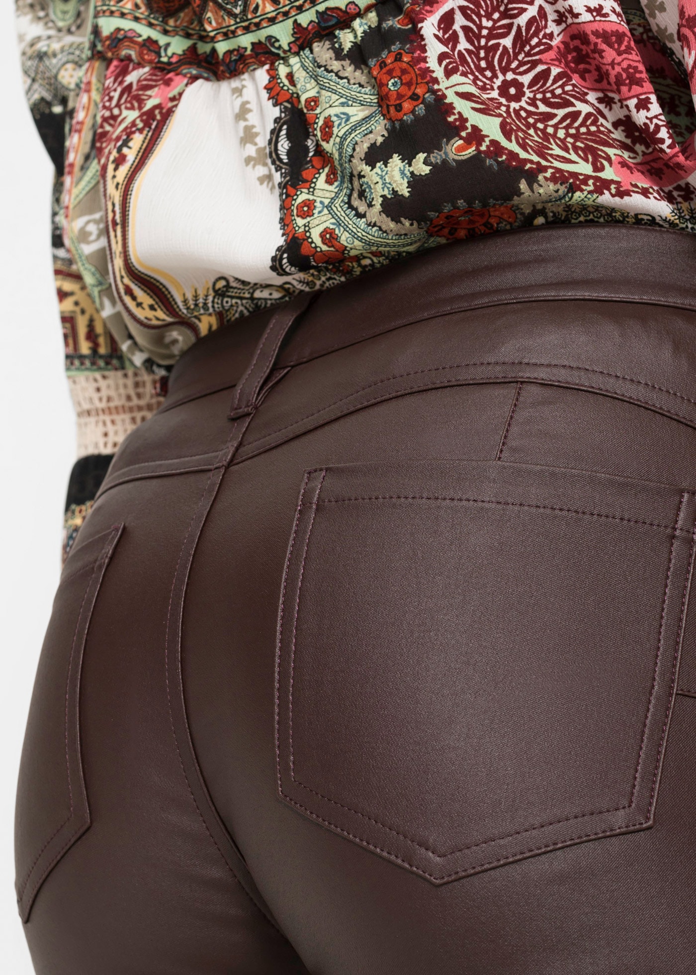 bonprix Stretch-Hose  mit Lederoptik, Slim Fit Passform, mit Push-up Effekt