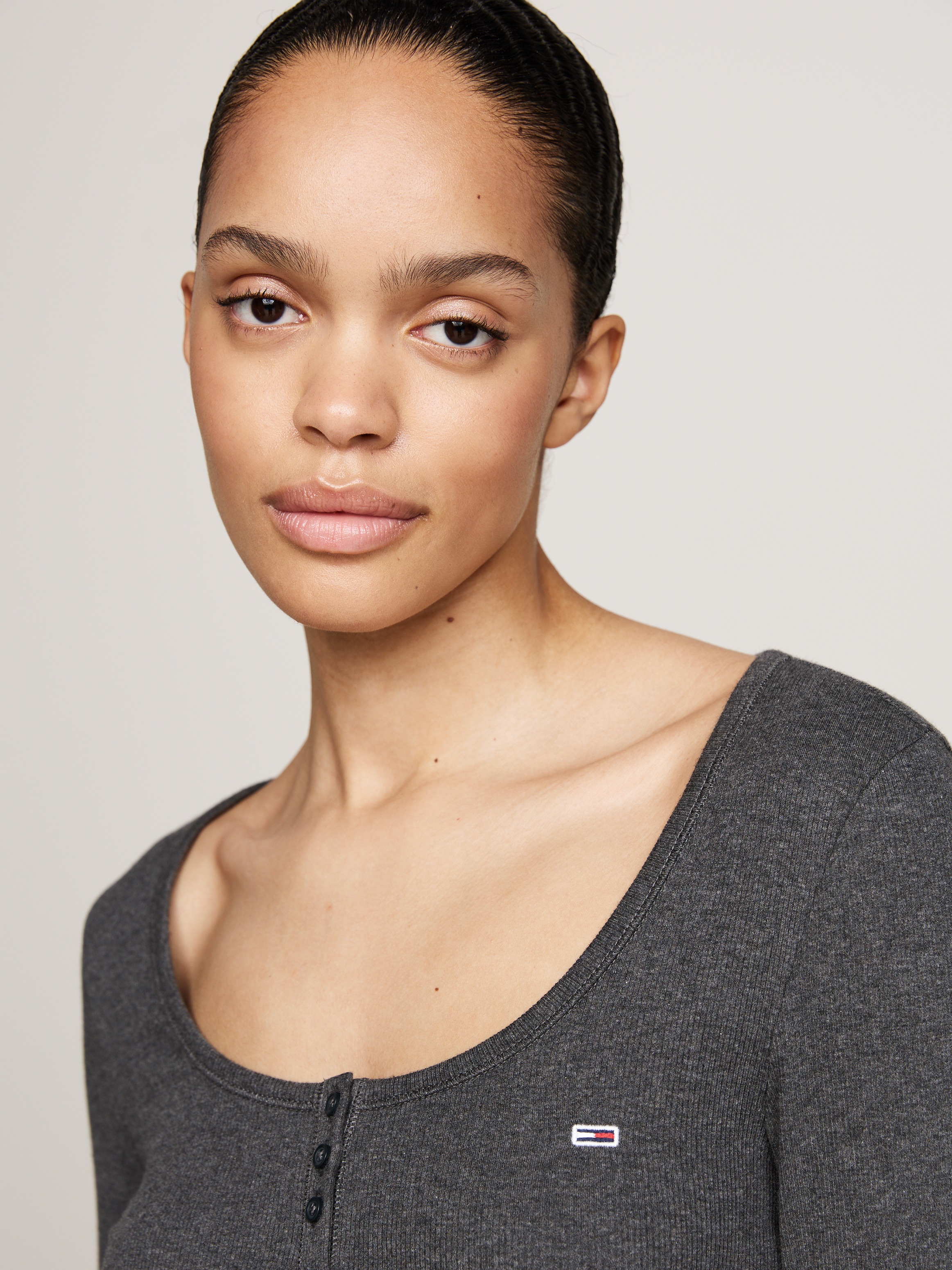 Tommy Jeans Curve Henleyshirt »TJW MELANGE HENLEY LS EXT«, mit tiefem Rundhals, Knopfleiste, Langarm, Logo-Flag