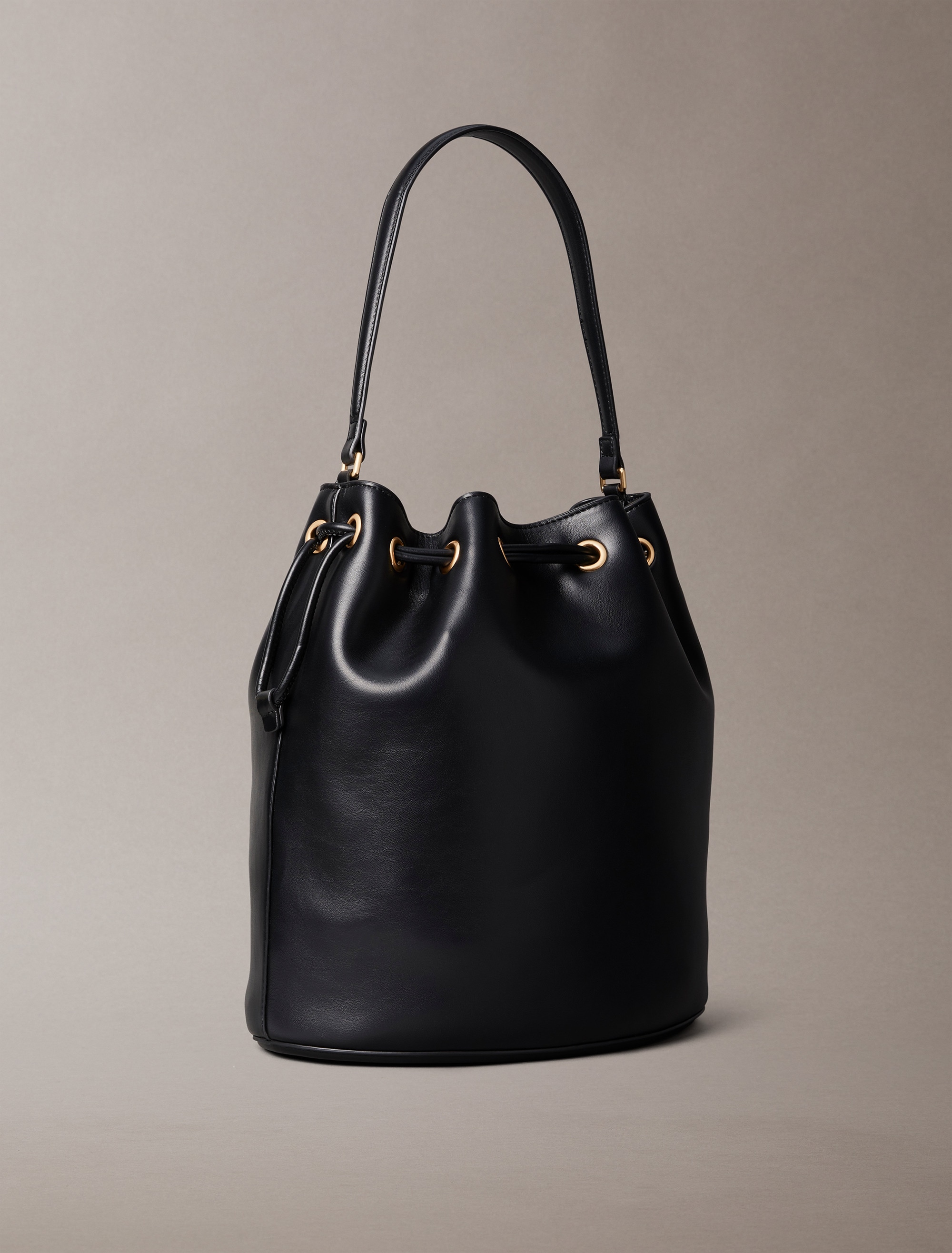 Calvin Klein Beuteltasche »RAISED CK LARGE BUCKET BAG«, Henkeltasche, Damen Handtasche mit großem CK-Logo