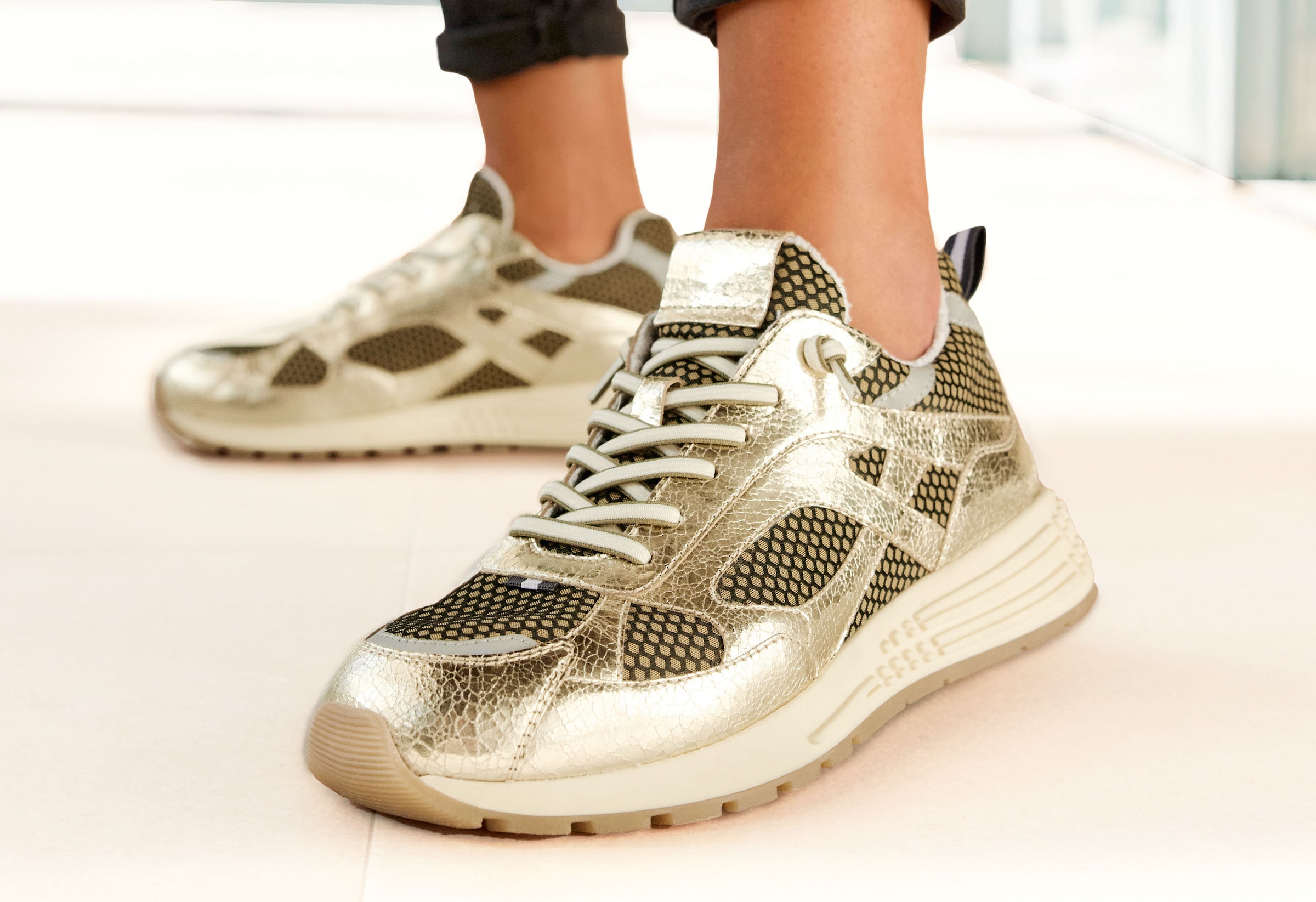 LASCANA Sneaker »Schnürhalbschuh, Freizeitschuh«, mit Lederanteil, Metallic-Look und elastischen Schnürbändern