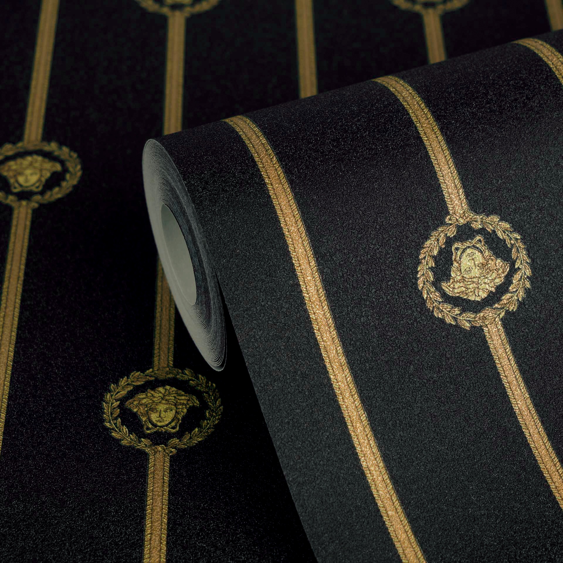 Versace Vliestapete »Versace 6 I Love Baroque –« 3D-Optik | Barock | Motiv geprägt Elegantes Streifendesign mit ikonischen Medaillons & feinem Glanz