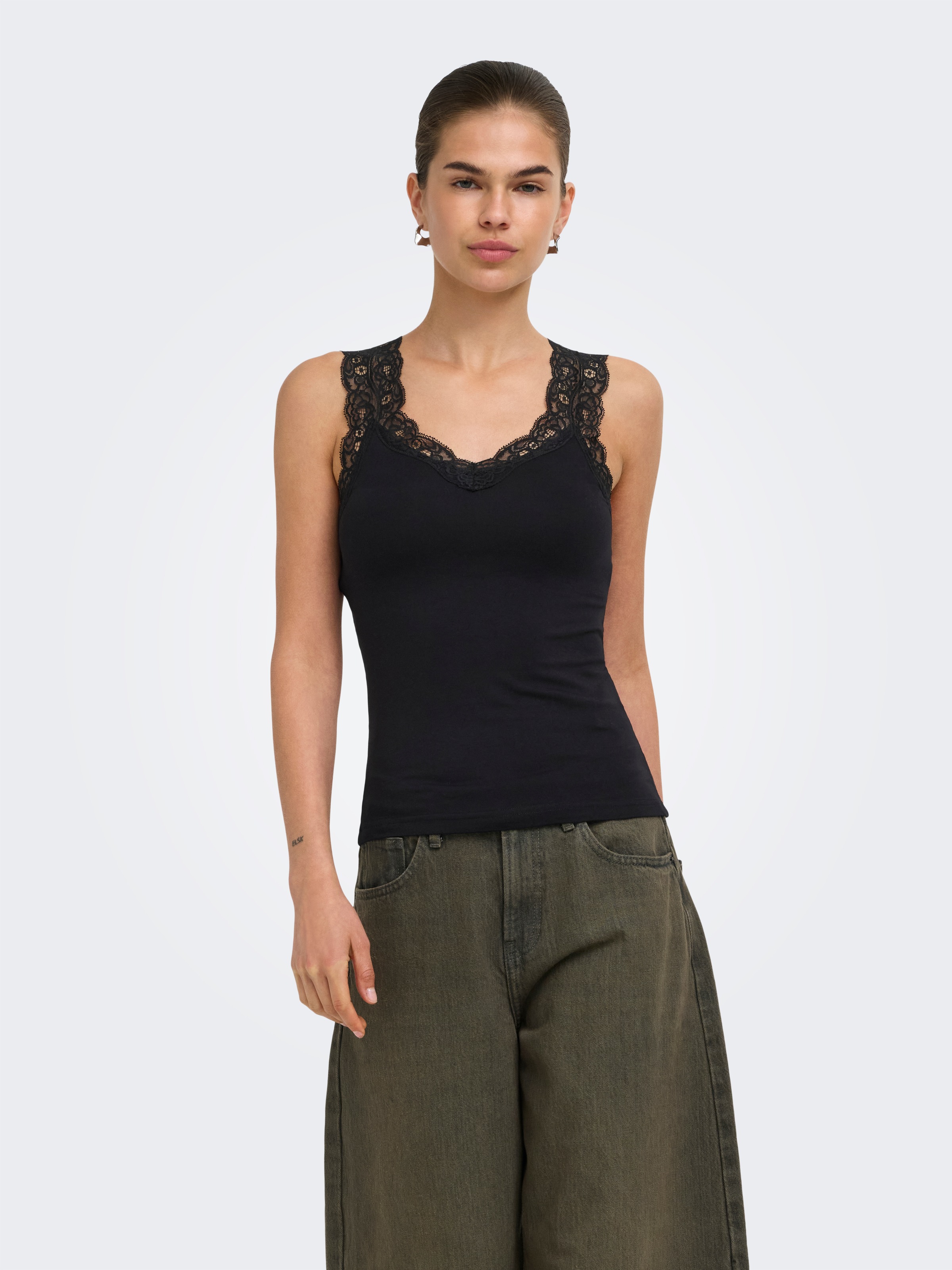 ONLY Spitzentop »ONLLUNI TANK TOP WITH LACE DETAIL CS JRS« Viskosemischung, regular fit