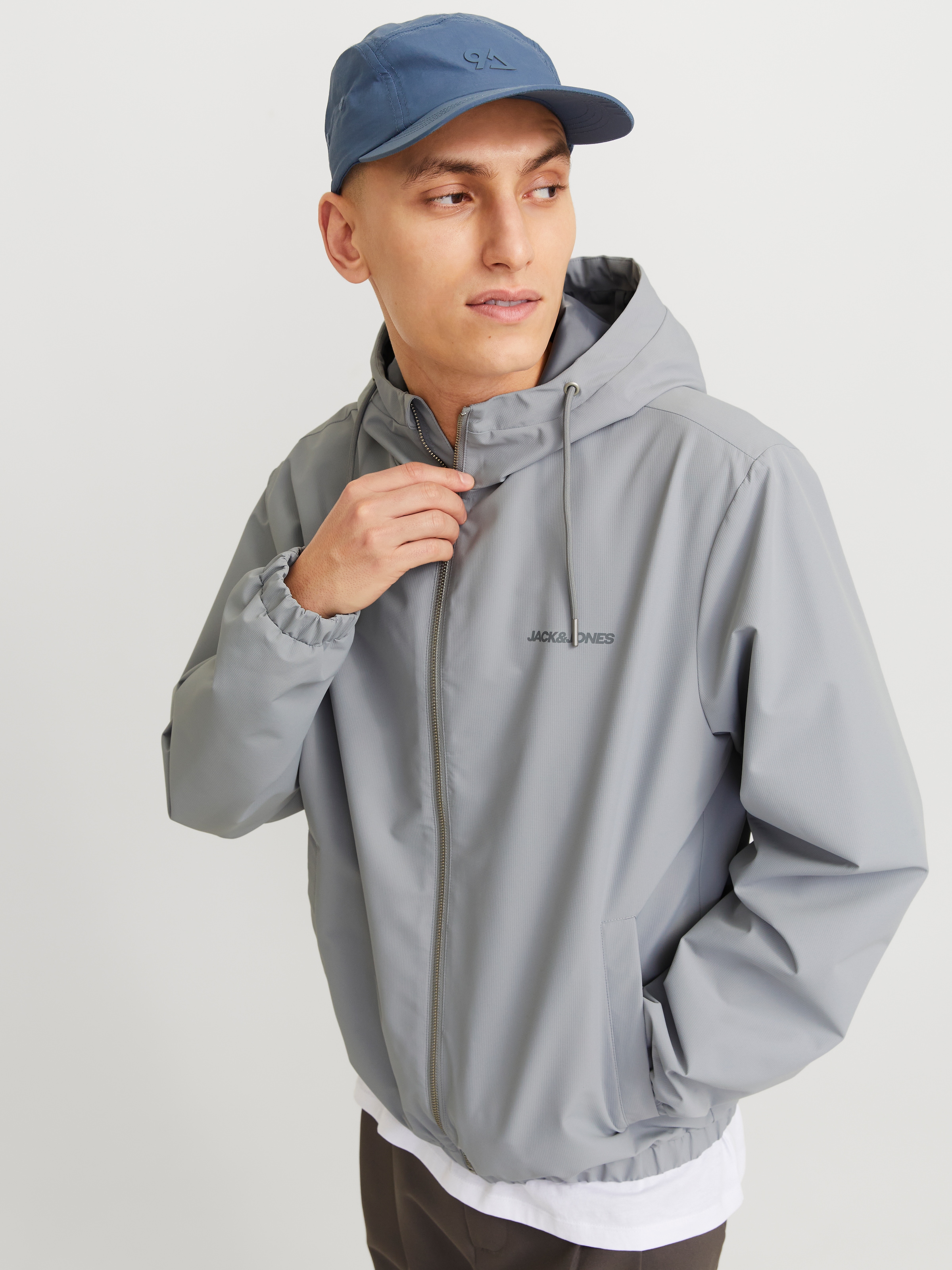 Jack & Jones Blouson »JJELEGACY LIGHT JACKET HOOD NOOS«, mit Kapuze, mit Logo Schriftzug