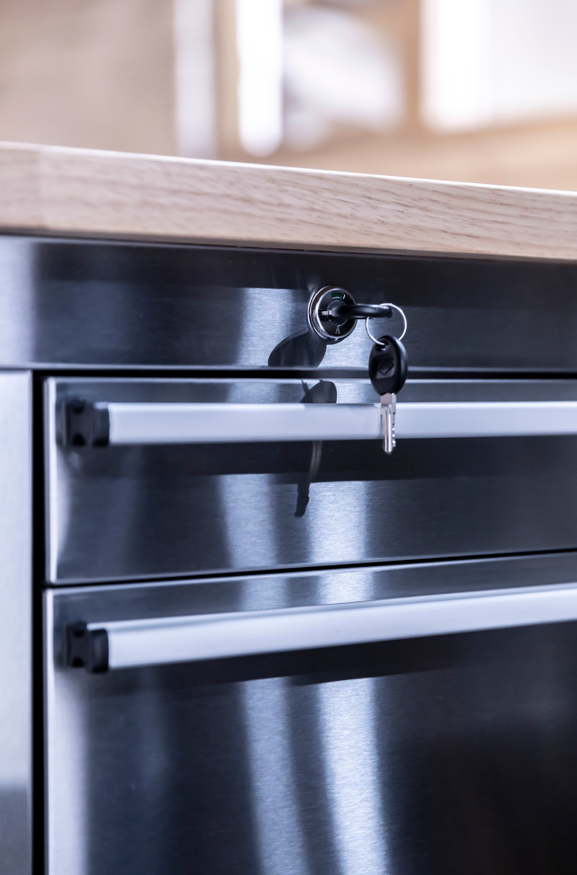 ONDIS24 Werkstattwagen »Werkzeugwagen aus Edelstahl mit 1 Tür 4 Schubladen« fahrbar, kugelgelagerten Schubladen, abschließbar, Massivholzplatte