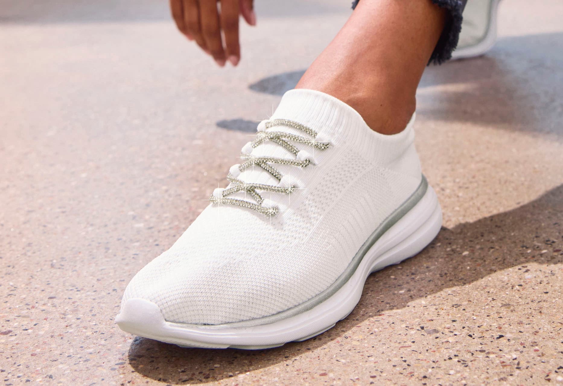 LASCANA Sneaker, mit modischer Glitzerschnürung VEGAN