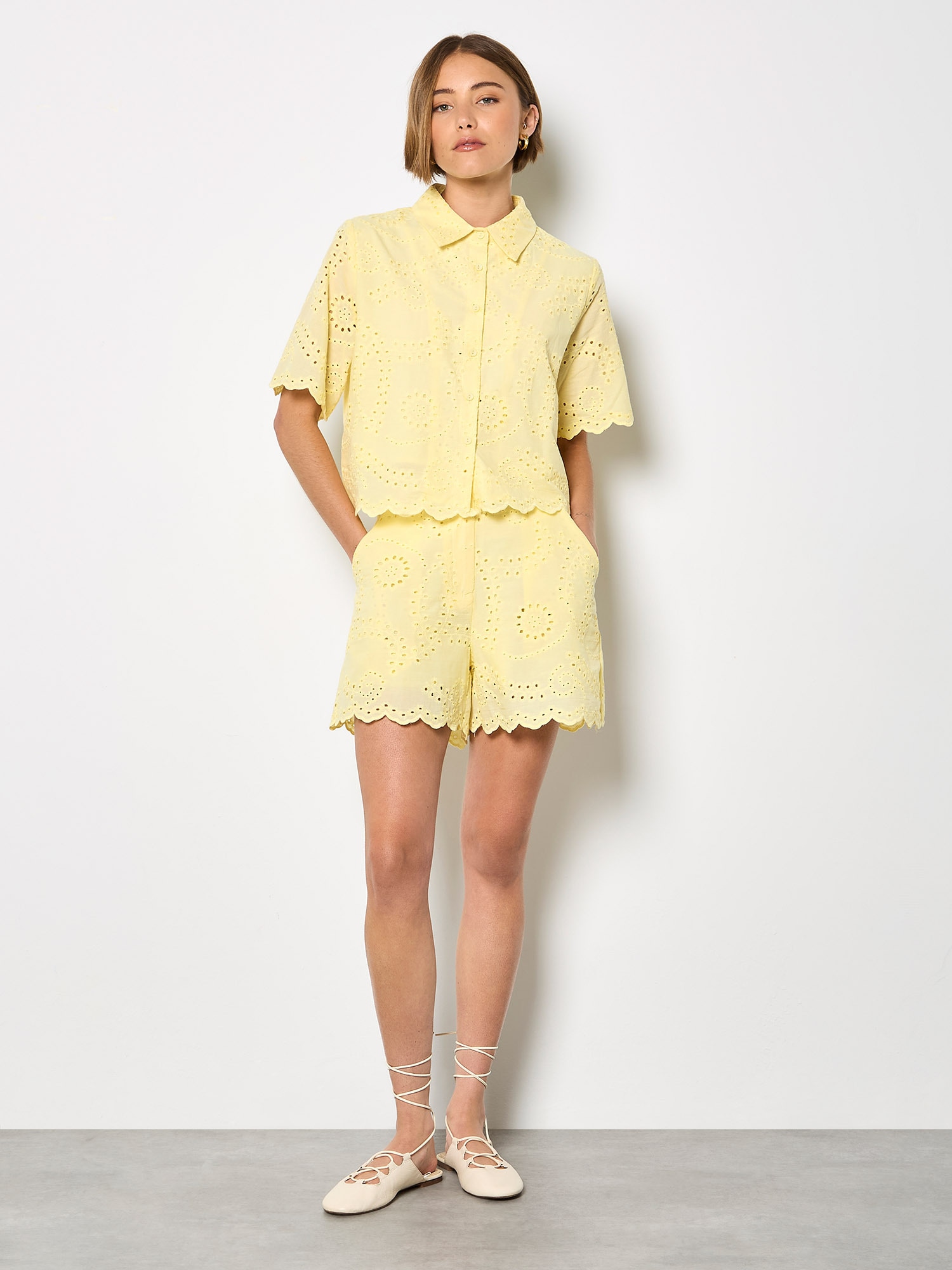 Apricot Klassische Bluse »Kurzes Bluse« mit Wellenkante und Broderie-Verzierung
