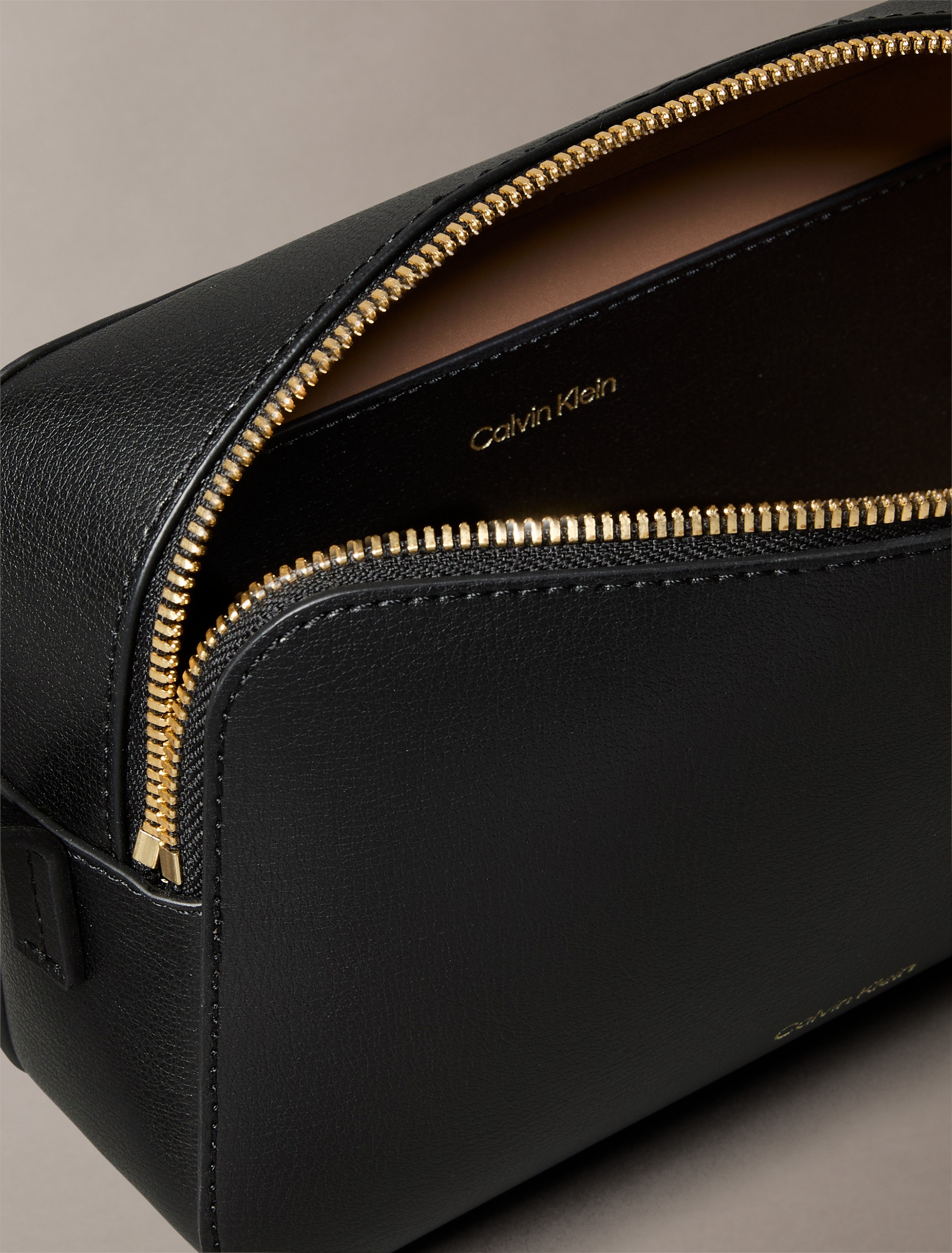 Calvin Klein Mini Bag »FOIL LOGO ELONGATED CAMERA BAG« Schultertasche, kleine Damen-Umhängetasche in klassischer Optik