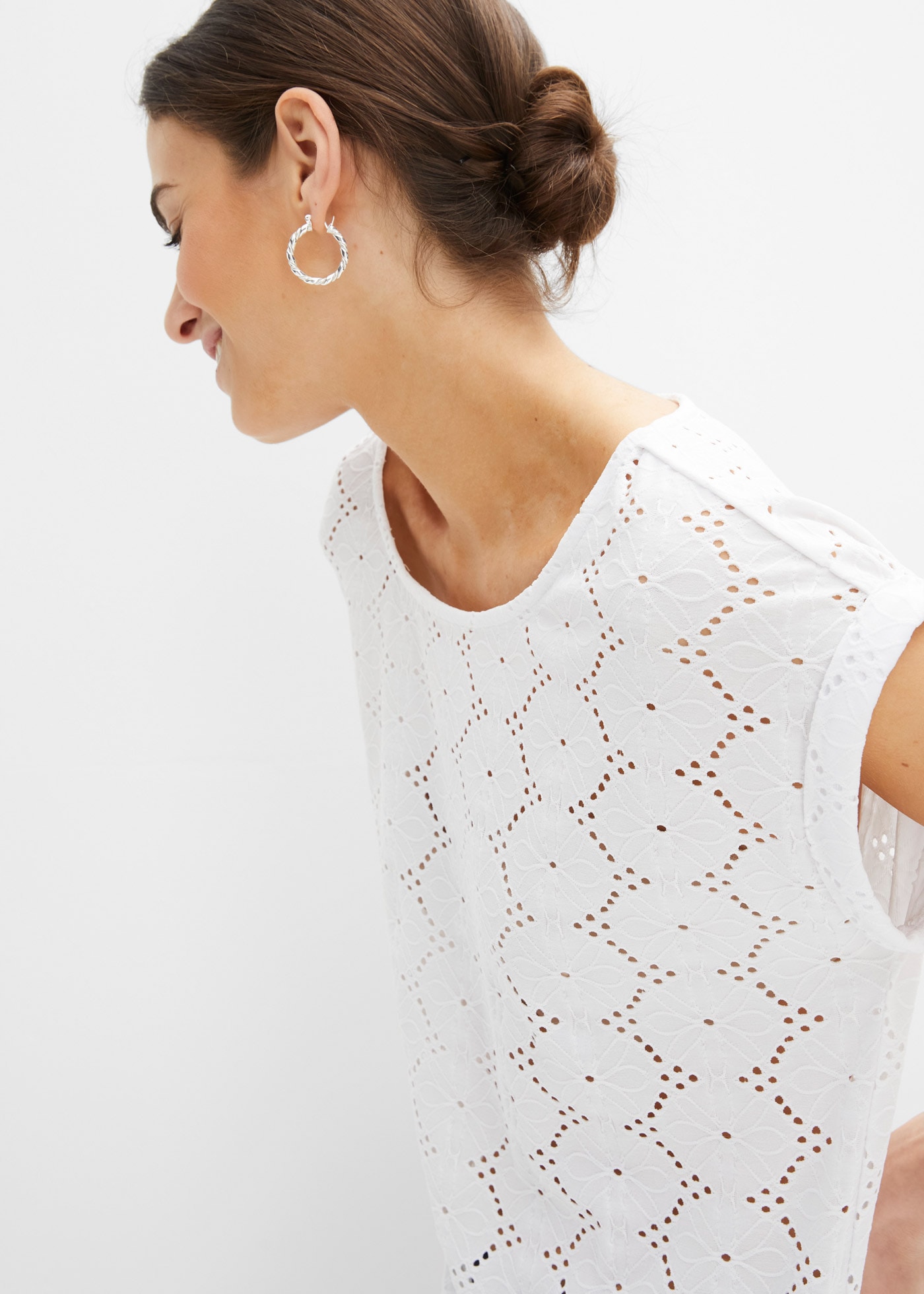 bonprix T-Shirt Oversize-Passform, mit Lochstickerei-Muster, elastisches Material