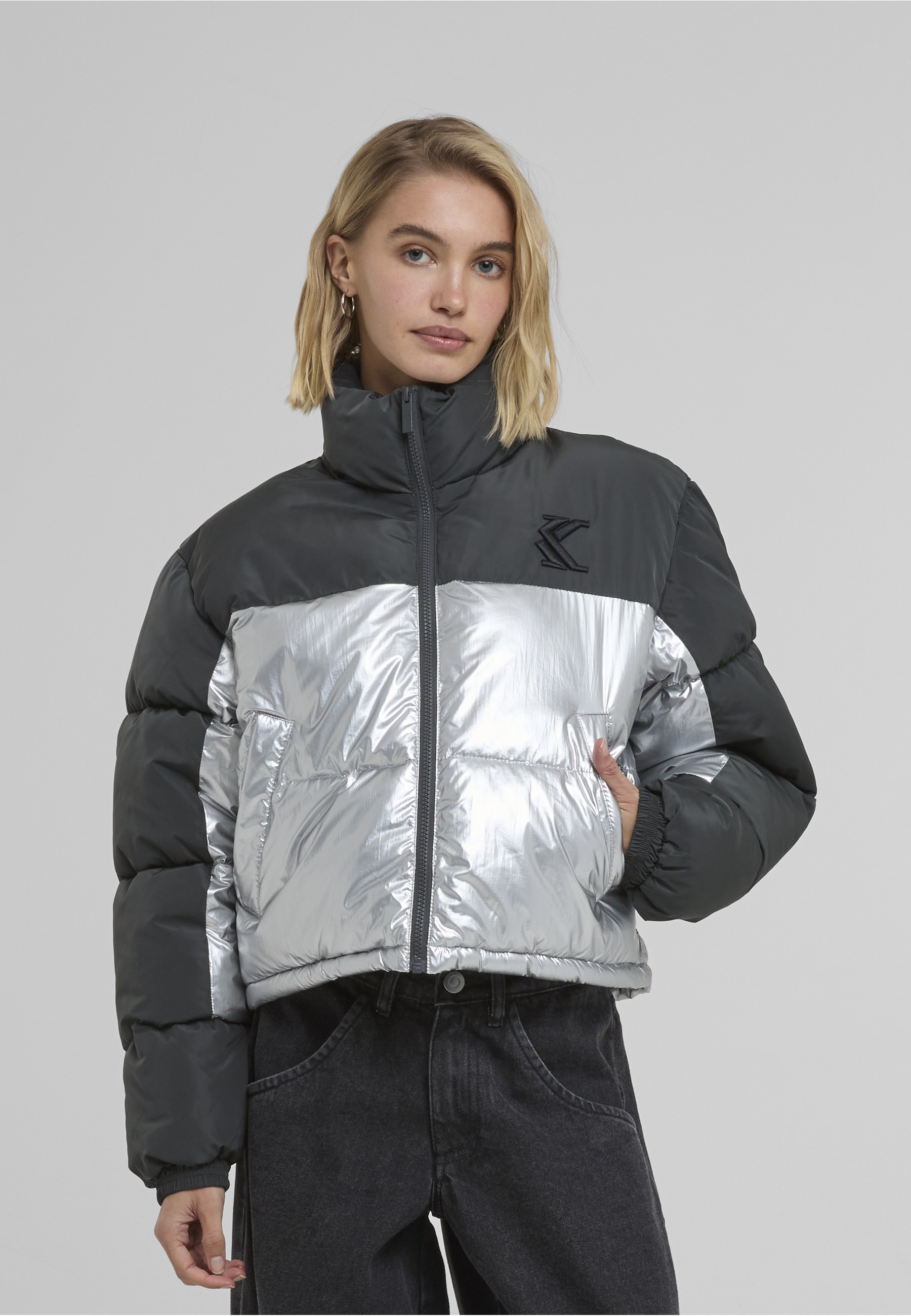 Karl Kani Winterjacke »Karl Kani KK Og Metallic Block Crop Puffer Jacket metallic« 1 Stk. tlg. ohne Kapuze