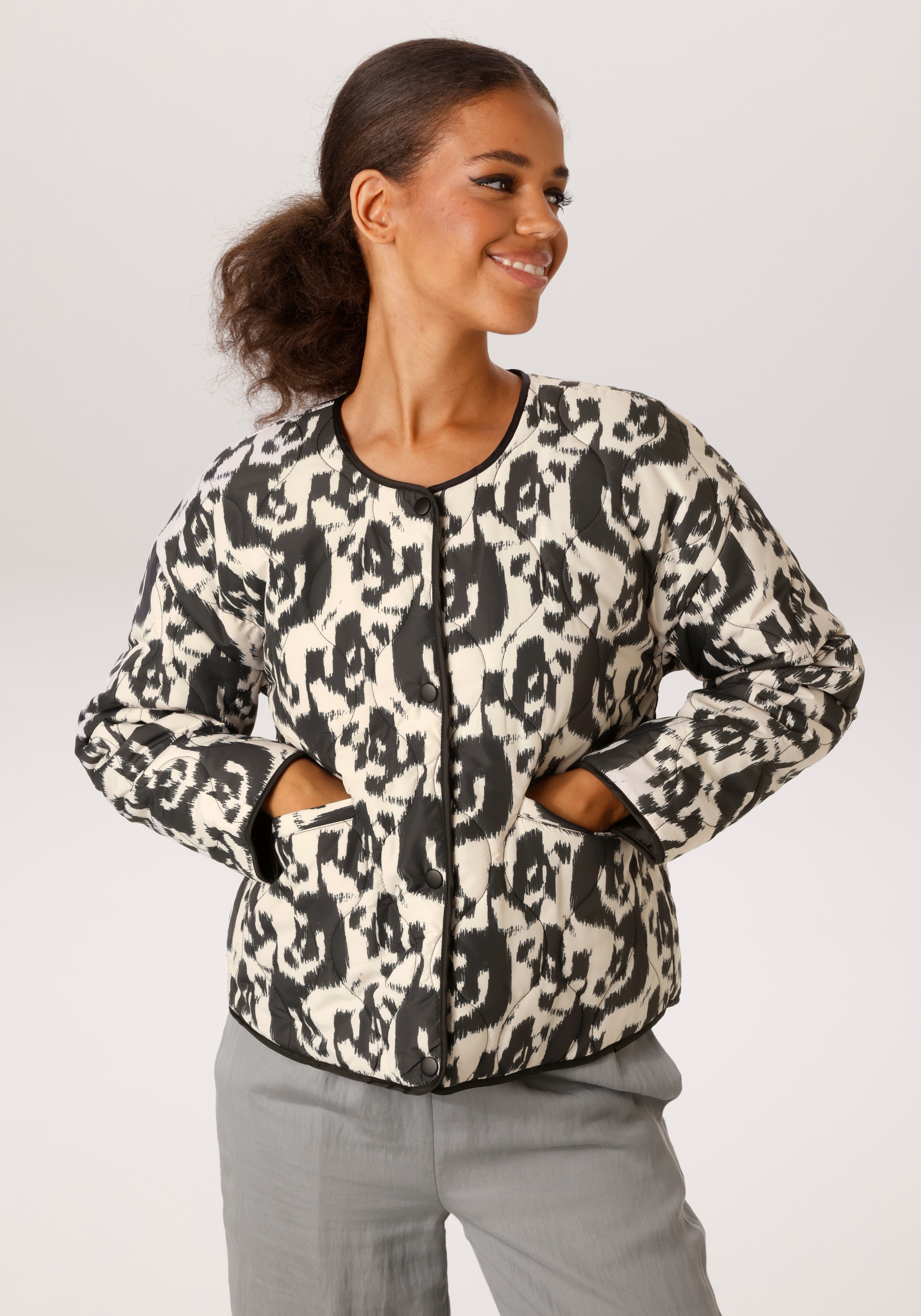 Aniston CASUAL Steppjacke mit extravagantem, grafischen Muster - NEUE KOLLE günstig online kaufen