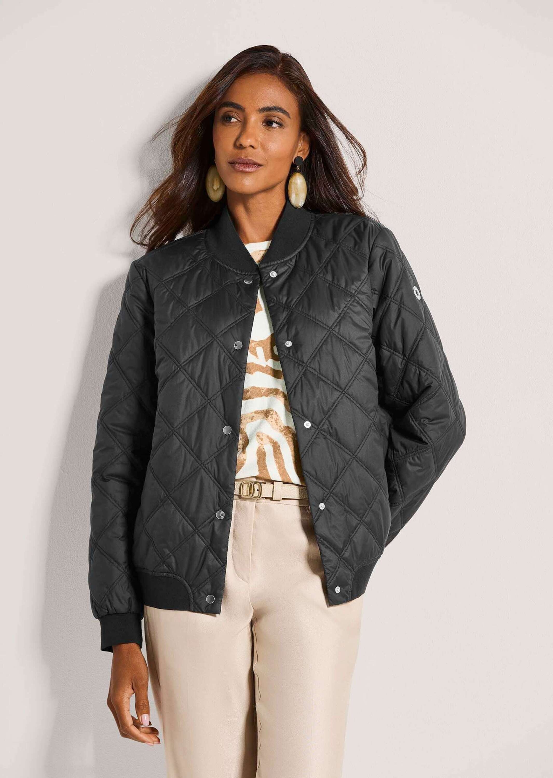 Thumbnail - MADELEINE Kurzjacke "Blouson Steppjacke mit Rundhals" Diamantförmige Steppung