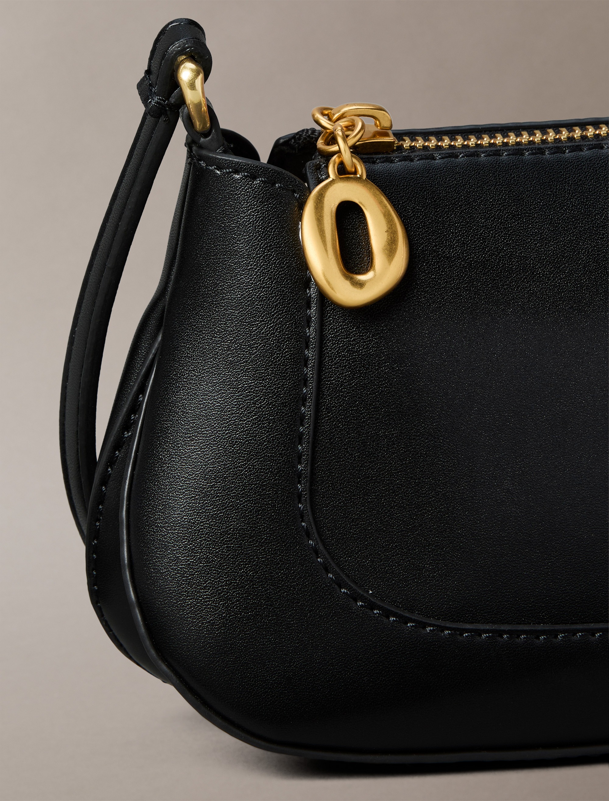 Umhängetasche CALVIN KLEIN "HARDWARE ZIP CROSSBODY", Damen, Gr. B/H/T: 25cm x 11,5cm x 5cm, schwarz, Lederimitat, unifarben, Taschen Umhängetasche, Damen Schultertasche, Handtasche, Tragetasche mit CK-Schriftzug 3