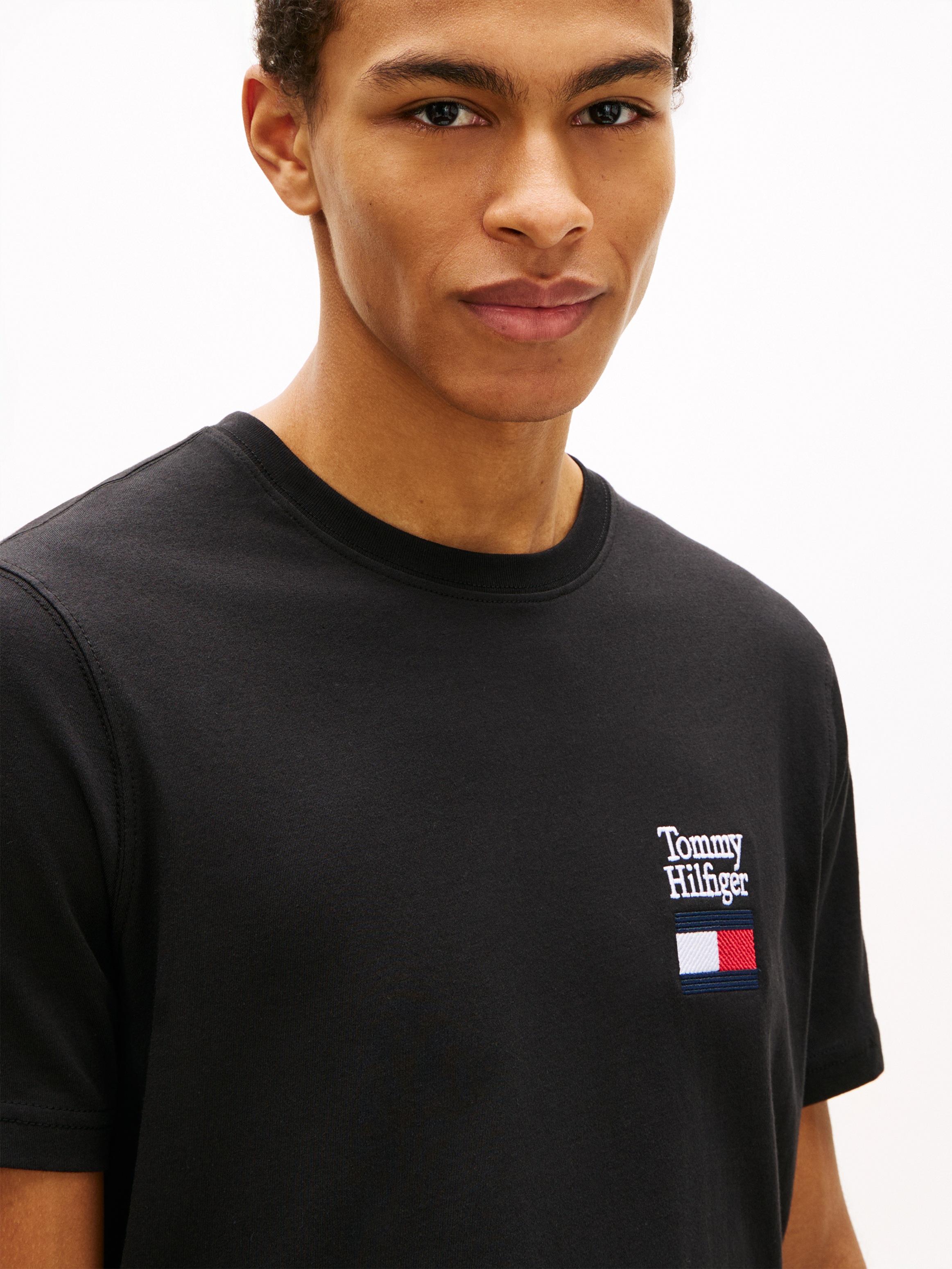 Tommy Hilfiger T-Shirt »BRAND LOVE TEXT STACK« Regular fit mit Rundhalsausschnitt