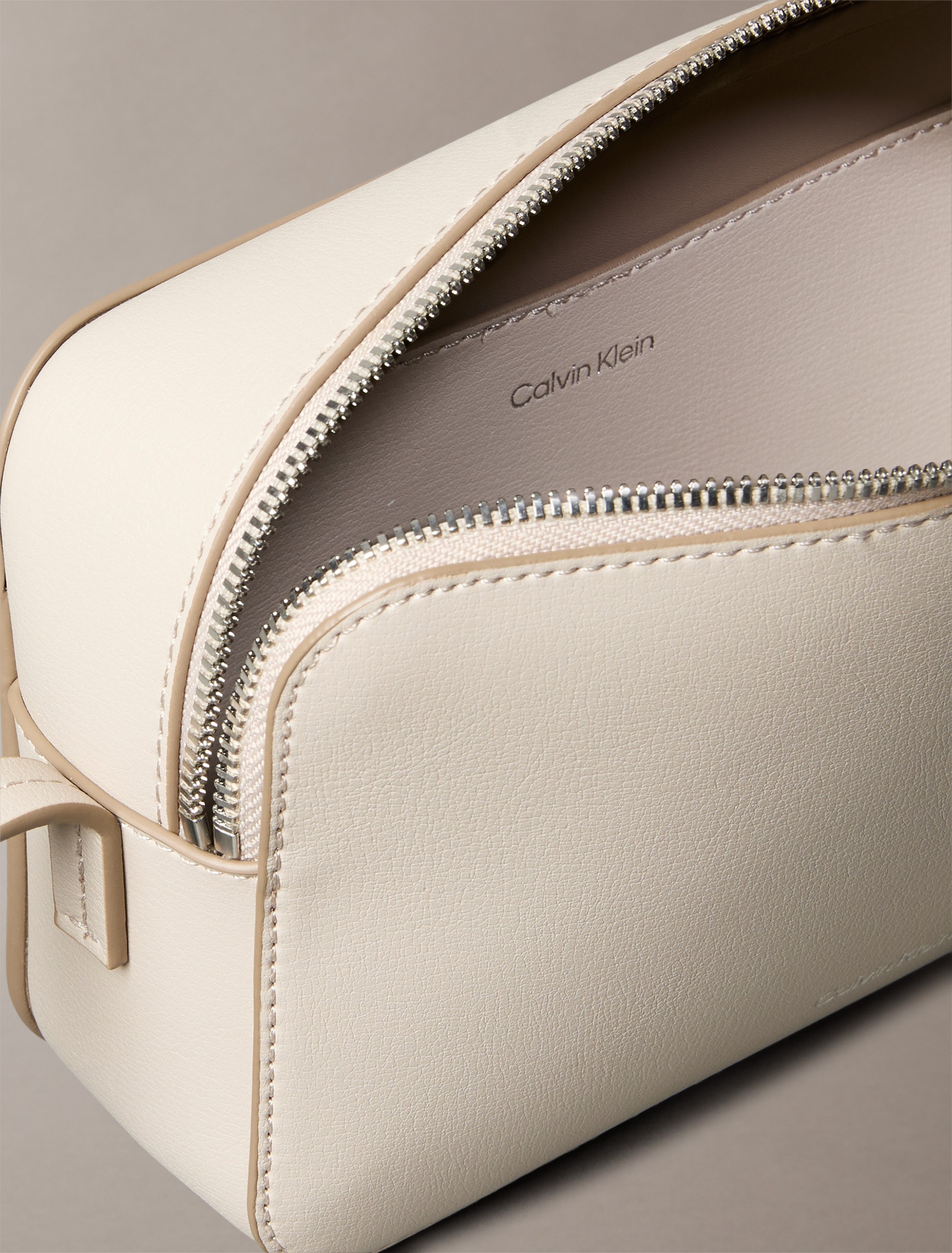 Calvin Klein Mini Bag »FOIL LOGO ELONGATED CAMERA BAG«, Schultertasche, kleine Damen-Umhängetasche mit Logoschriftzug