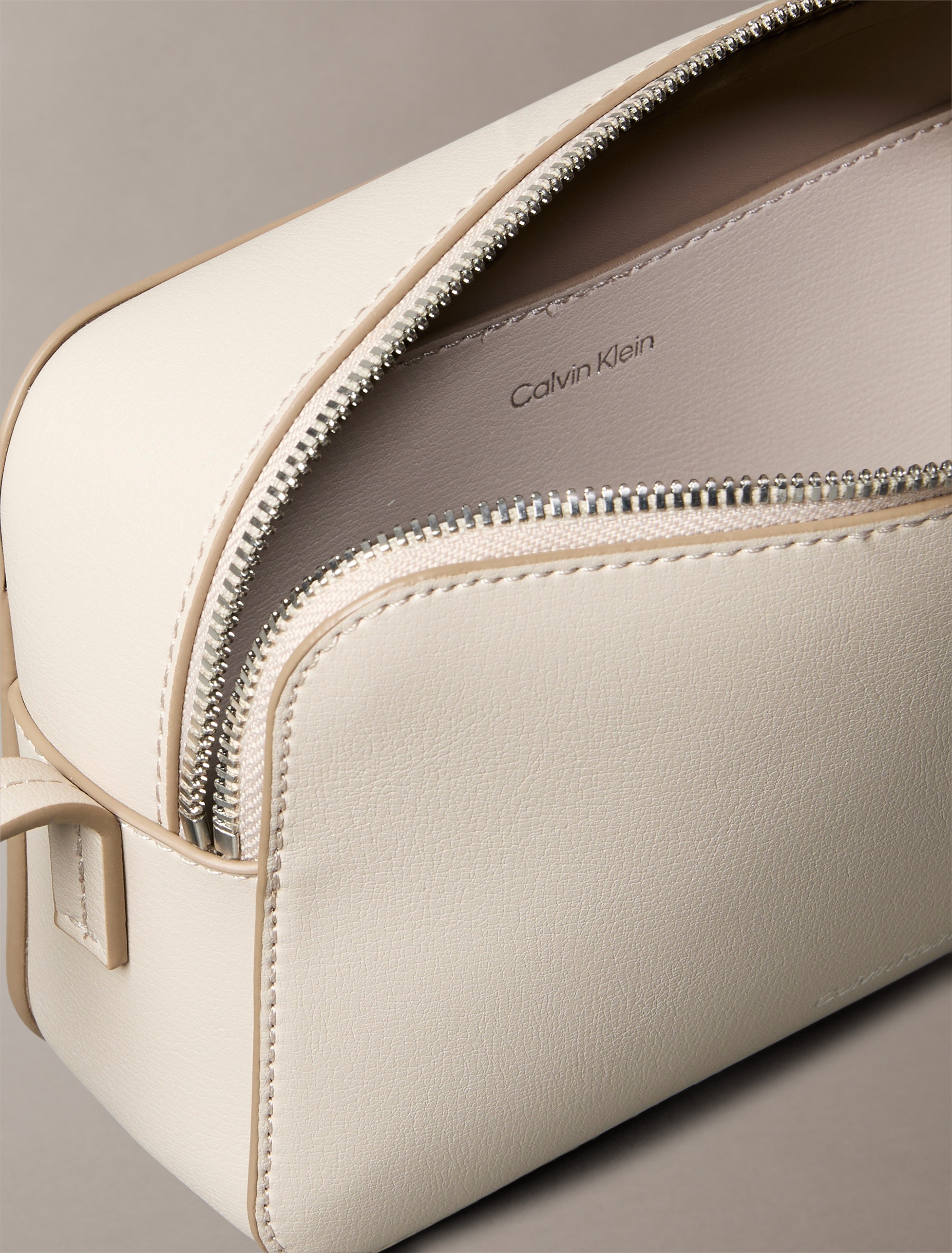 Calvin Klein Mini Bag "FOIL LOGO ELONGATED CAMERA BAG", Schultertasche, kle günstig online kaufen