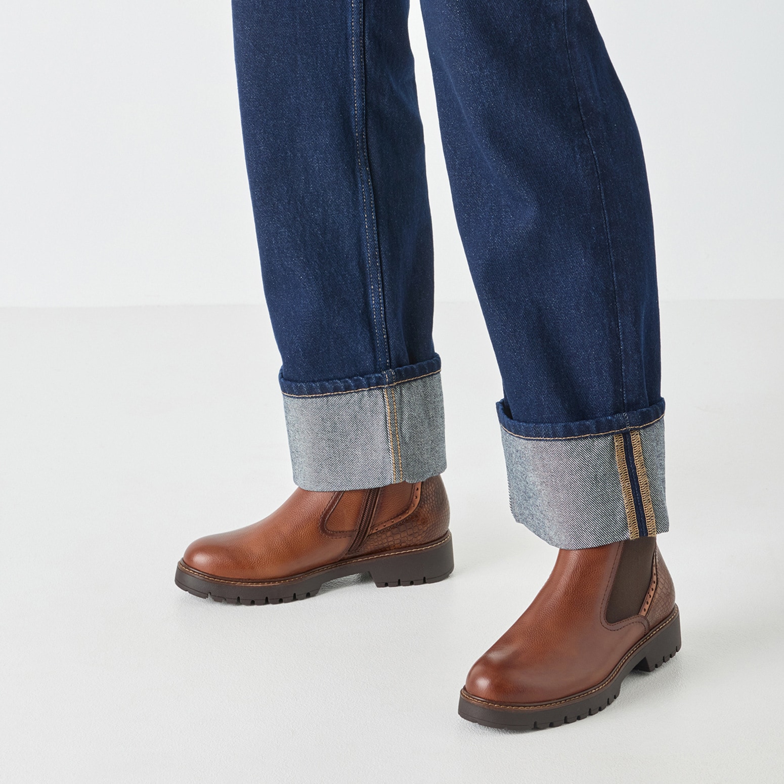 Tamaris Chelseaboots, Blockabsatz, Stiefelette mit Reptilienprägung an der Ferse