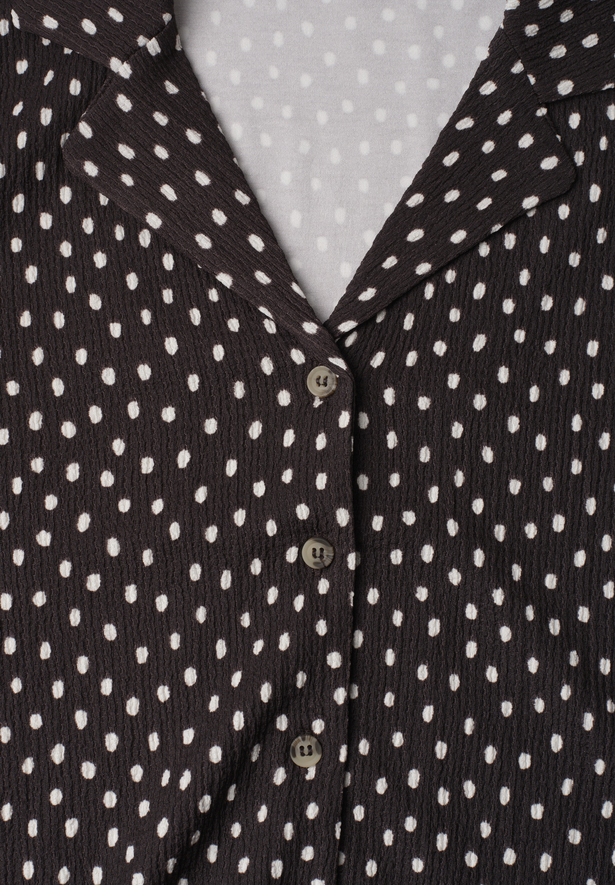 STREET ONE Blusenshirt Kurzarm mit Turn-Up-Detail, durchgehende Knopfleiste, Punktemuster