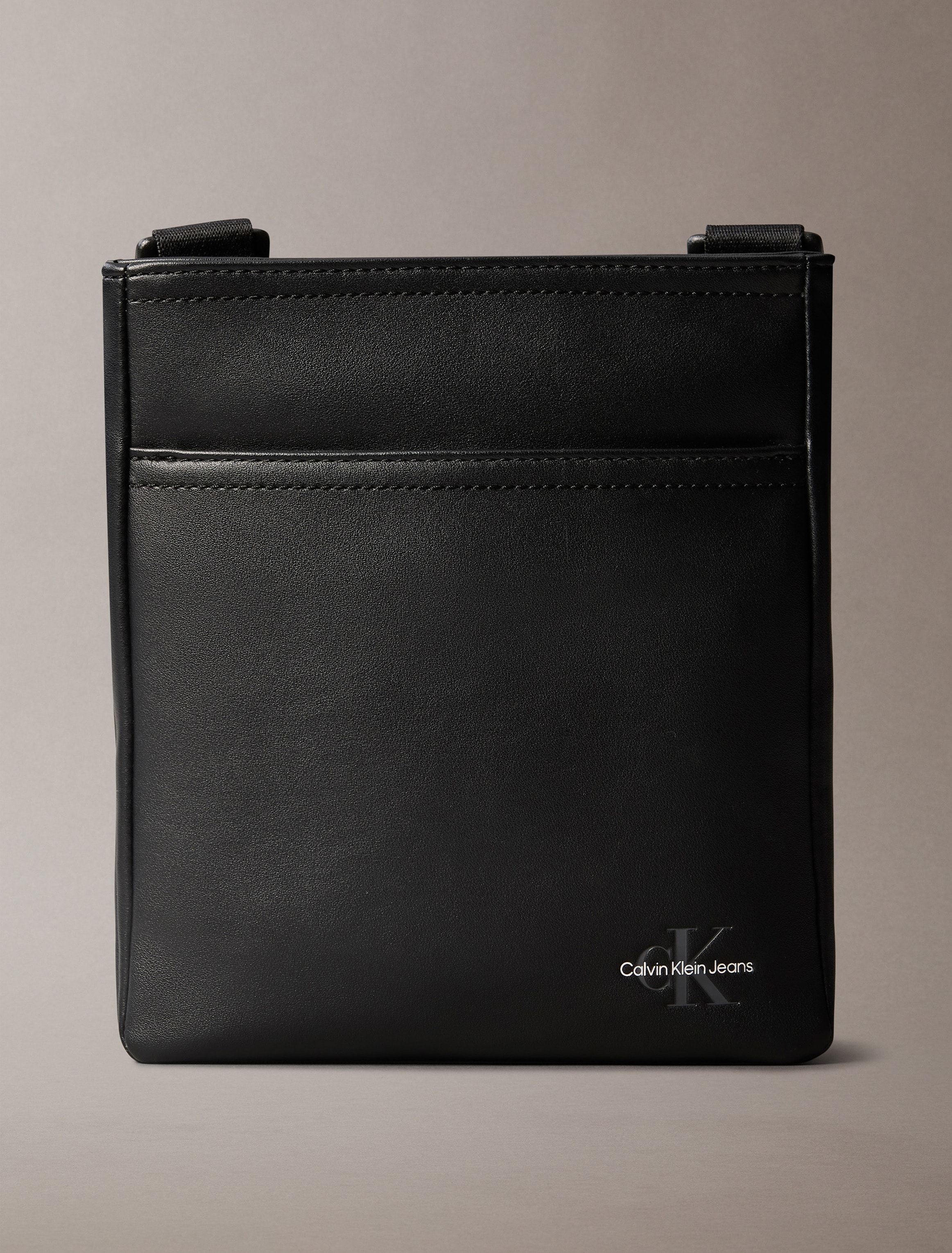 Calvin Klein Jeans Messenger Bag »MONO LOGO FLAT PACK 18«, Herren-Umhängetasche, Schultertasche, CrossBody Bag mit Logo