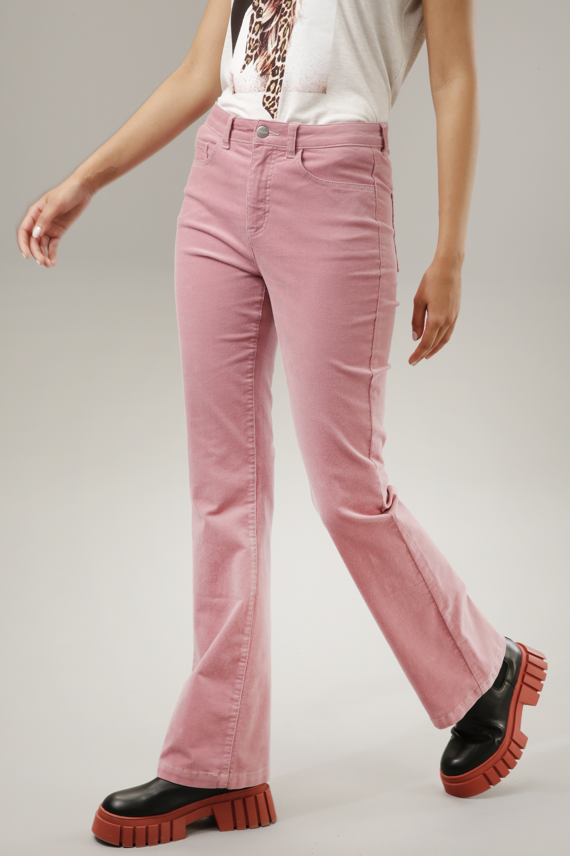 Cordhose, in trendiger Bootcut-Form
