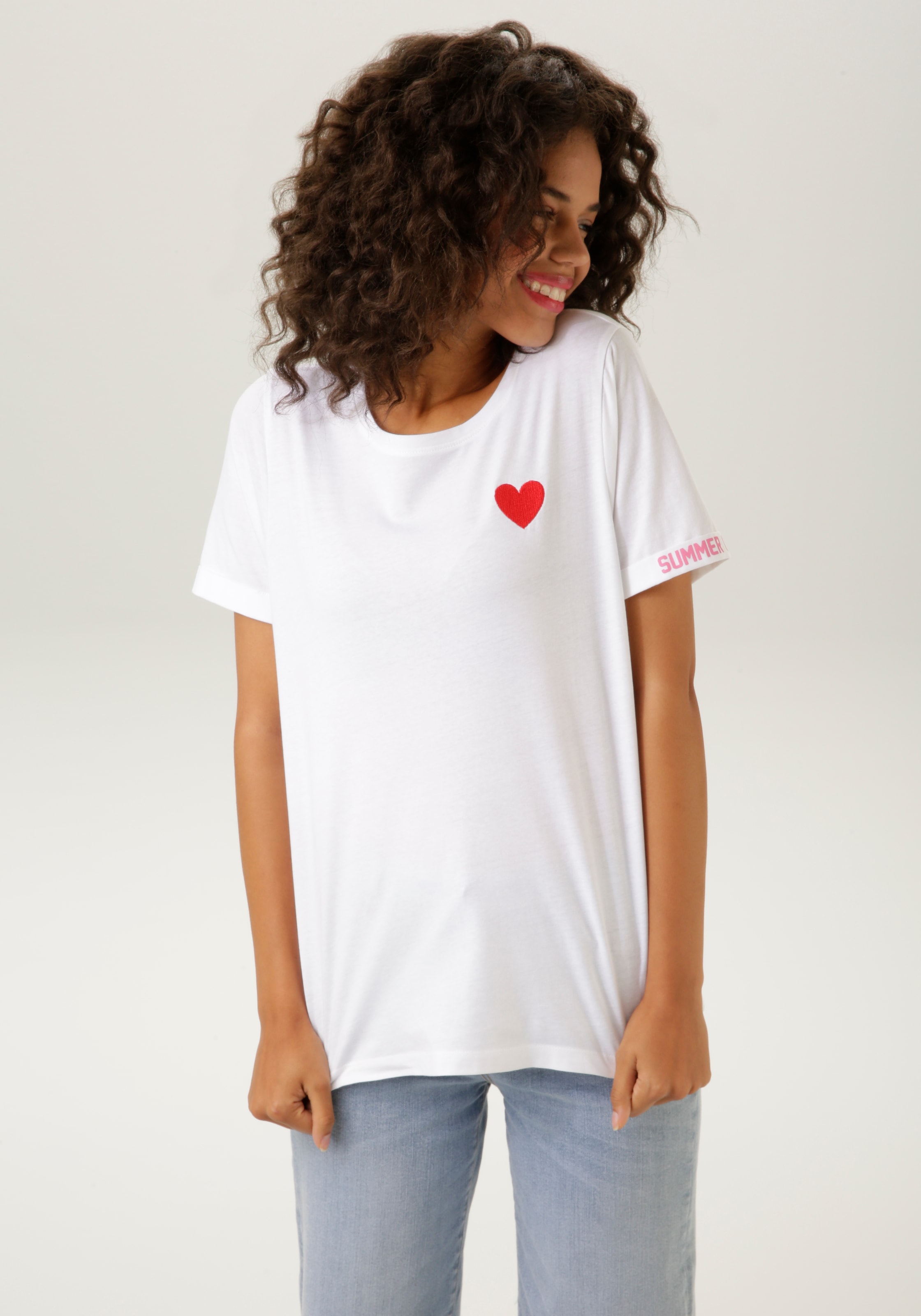 T-Shirt, mit Herz-Applikation und bedrucktem Rücken