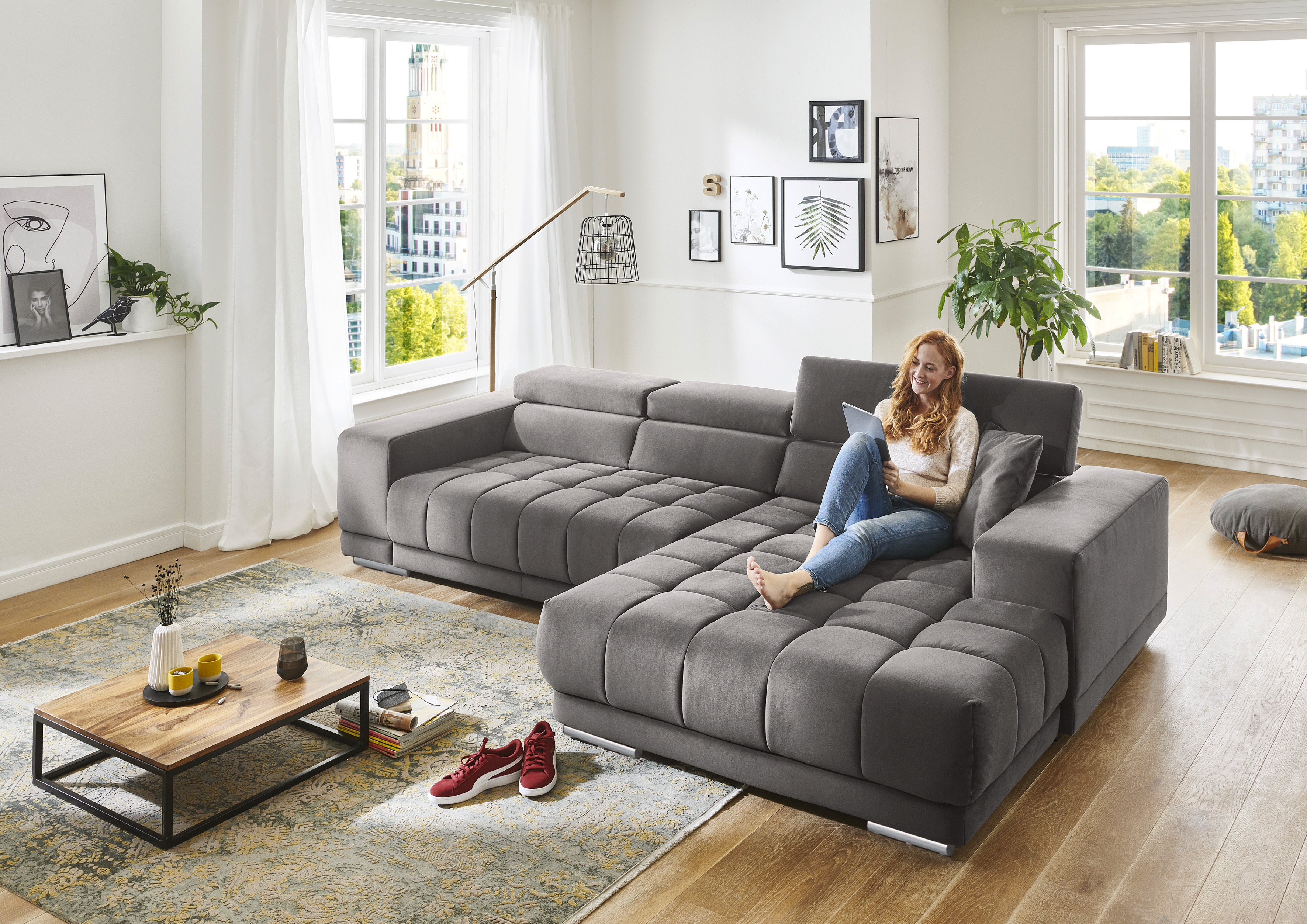 Die PlanBar Ecksofa "MP-IN15053 L-Form extra breiter Schenkel" wahlweise mit Kopfteilverstellung und manueller Vorziehbank