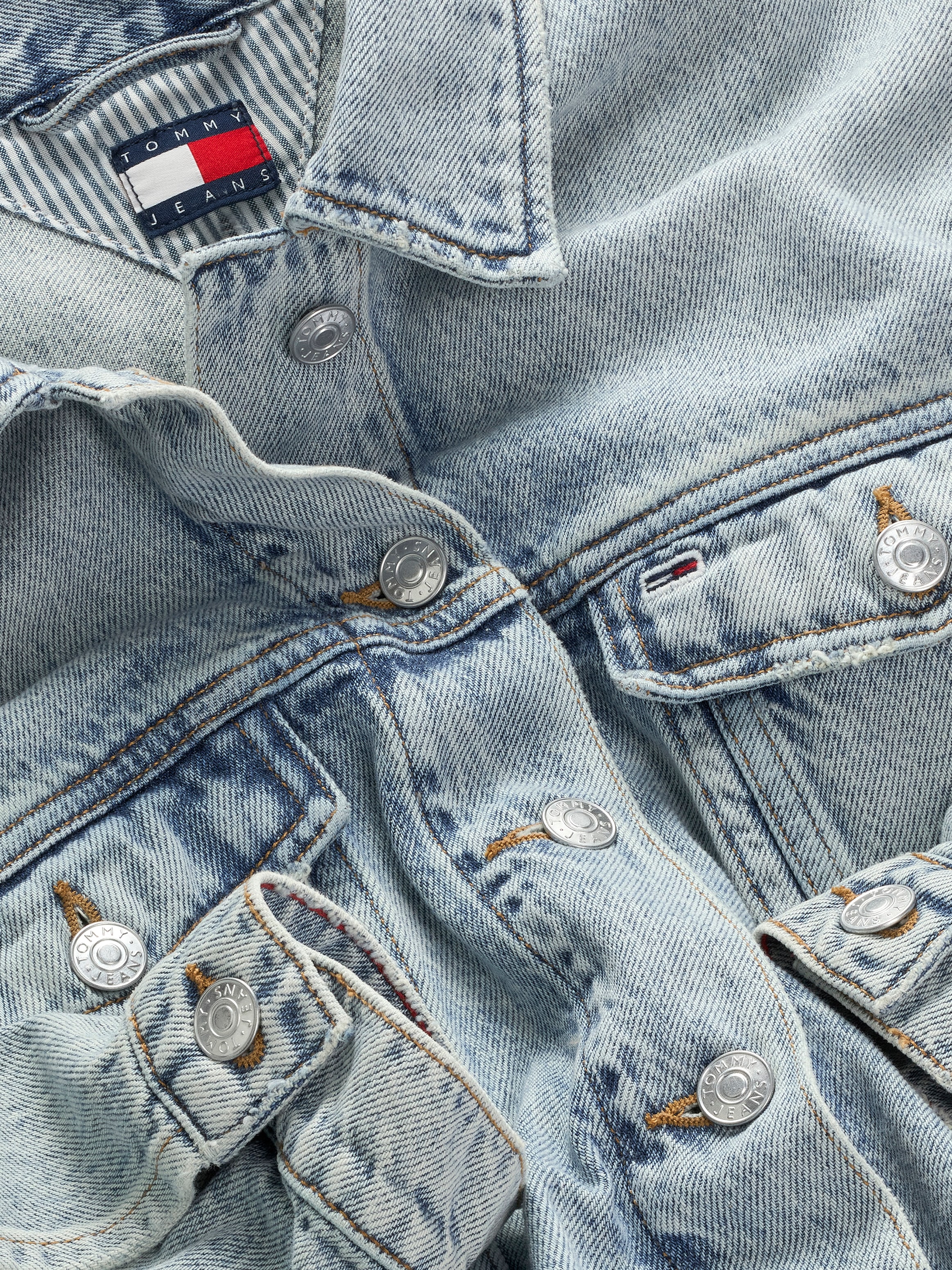 Tommy Jeans Jeansjacke »OVSZ CROP TRUCKER JACKET BI6012«, mit kurzem Schnitt, in blauer Waschung, mit Brusttaschen