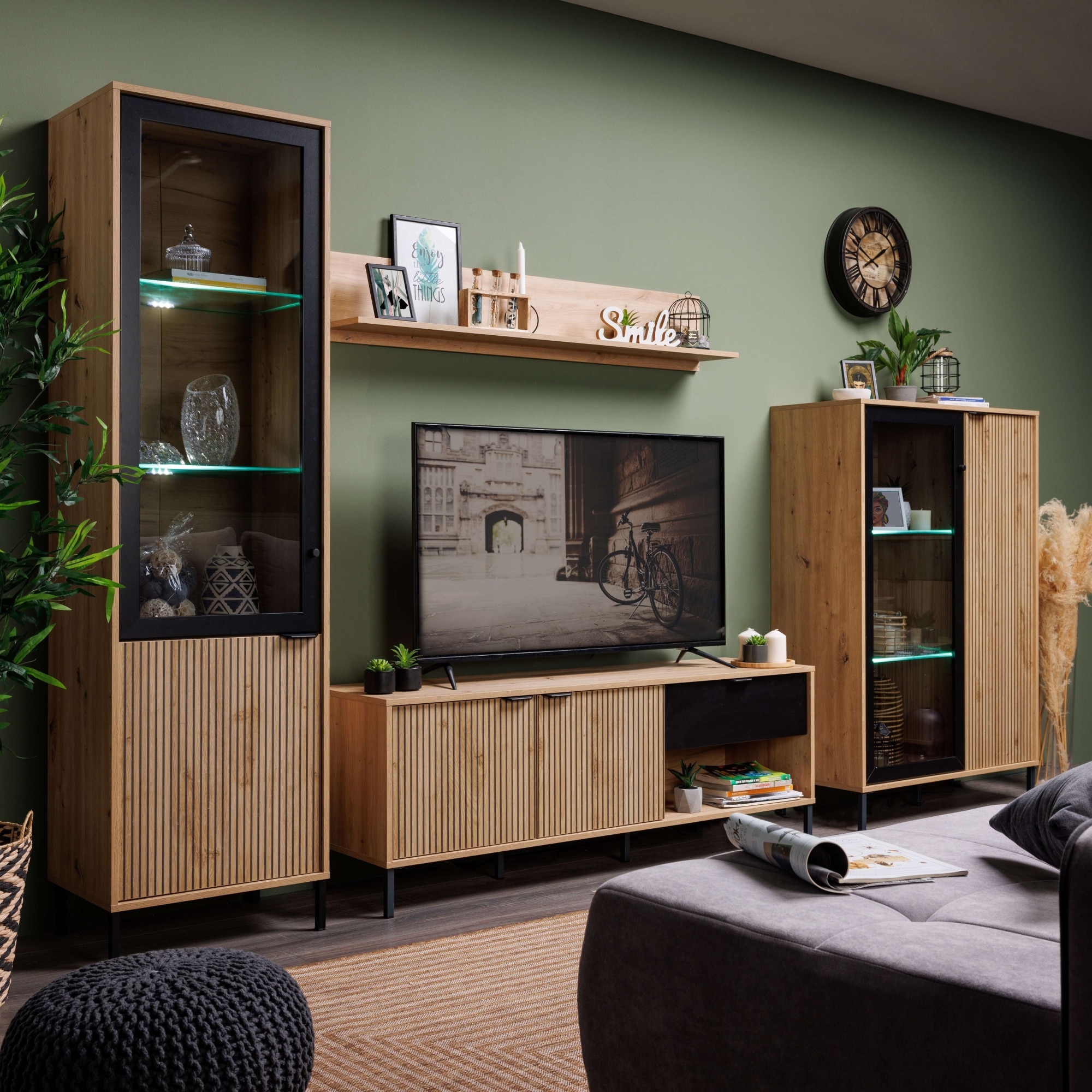 Home affaire Vitrine »Mayenne Vitrinenschrank, Standvitrine, Showcase, B/H: 54,5/195 cm«, Holztür mit Rillen-Optik, Glastür, Modernes Design