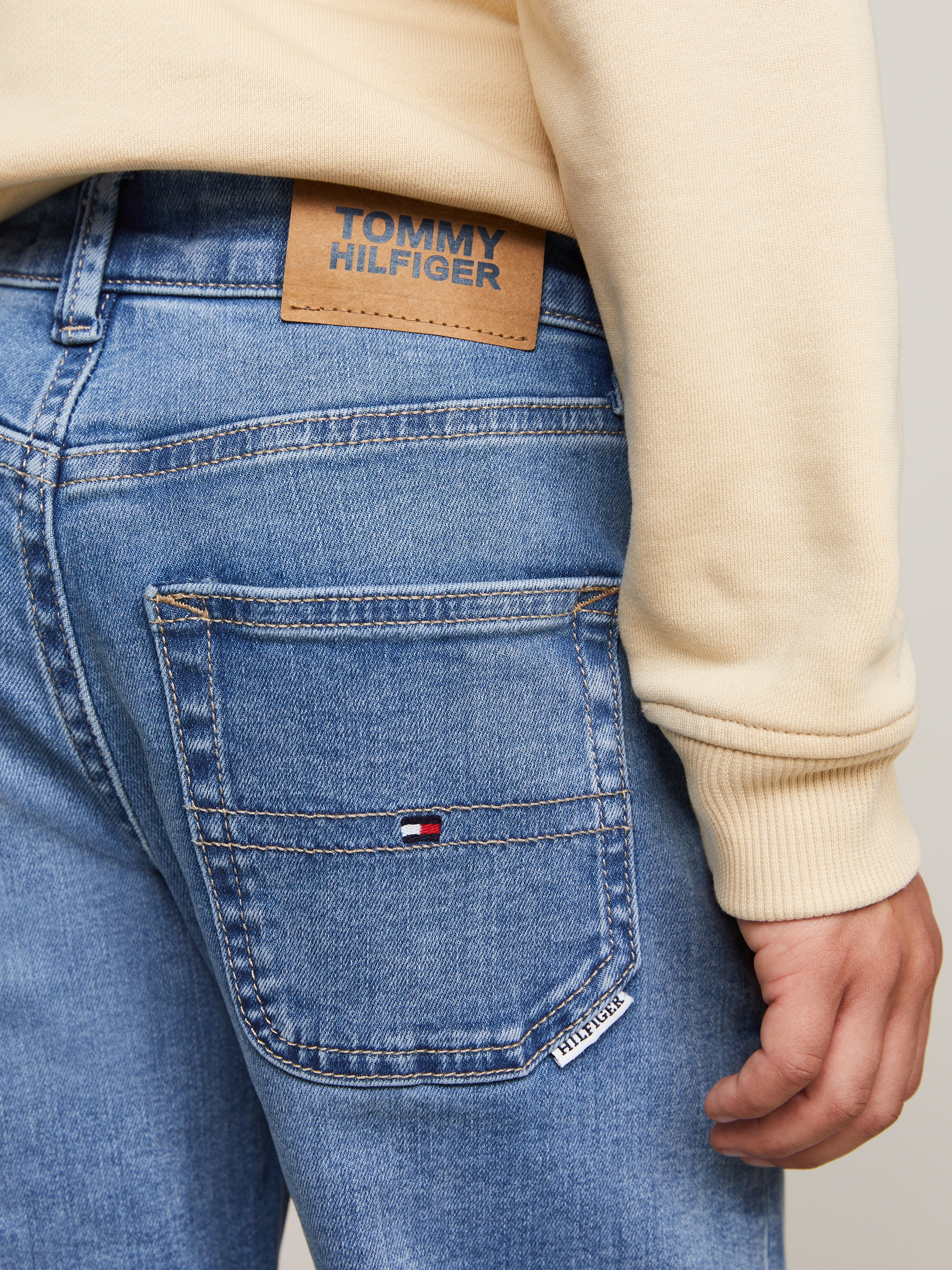 Tommy Hilfiger Straight-Jeans »MODERN STRAIGHT VINT MWASH DENIM«, Kinder bis 16 Jahre mit gestickter Logoflagge