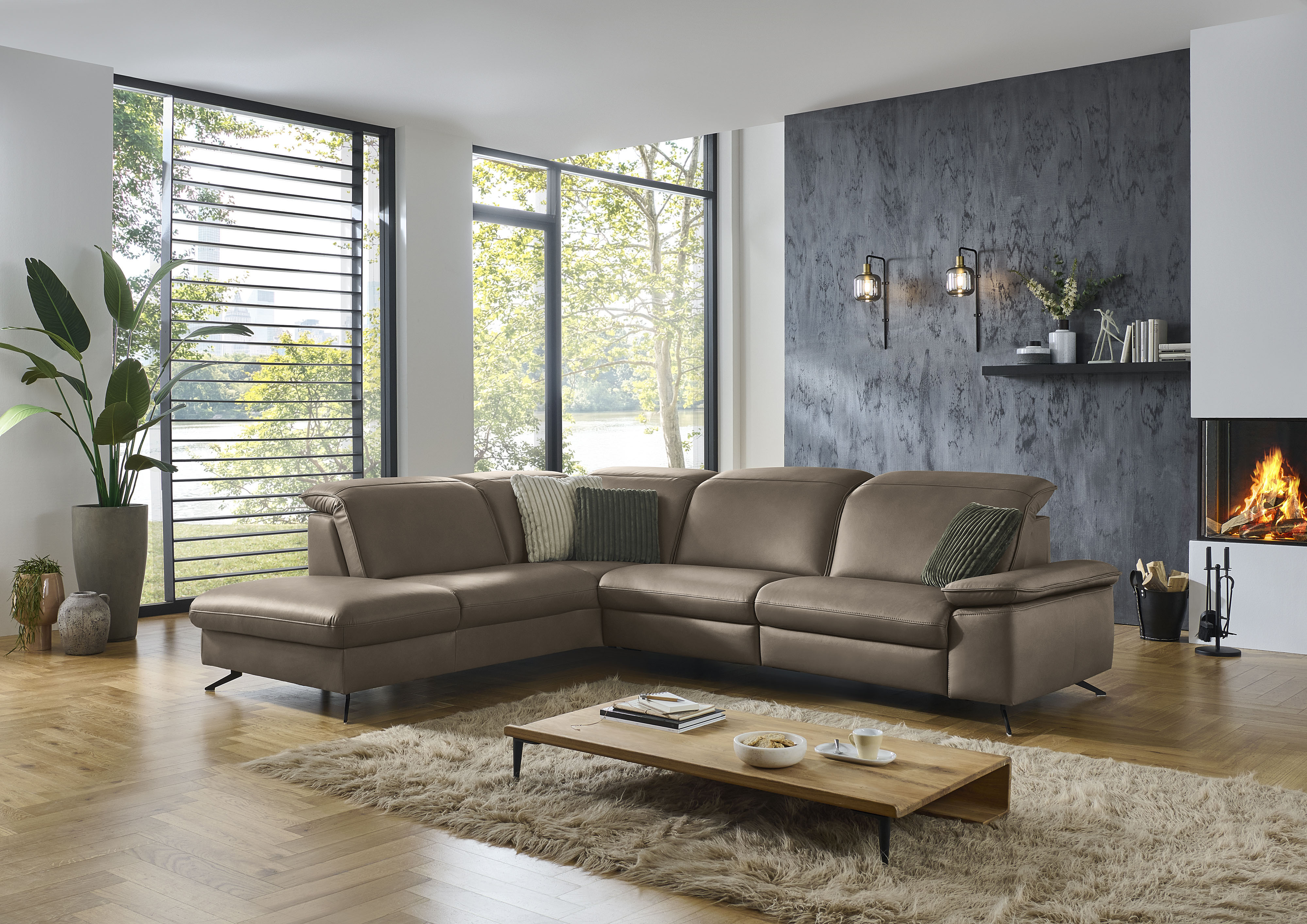 Die PlanBar Ecksofa "PN-EM20091, L-Form, Breite 297 cm" inkl. Kopfteilverstellung, optional elektr. Relaxfunktion u. Stauraum