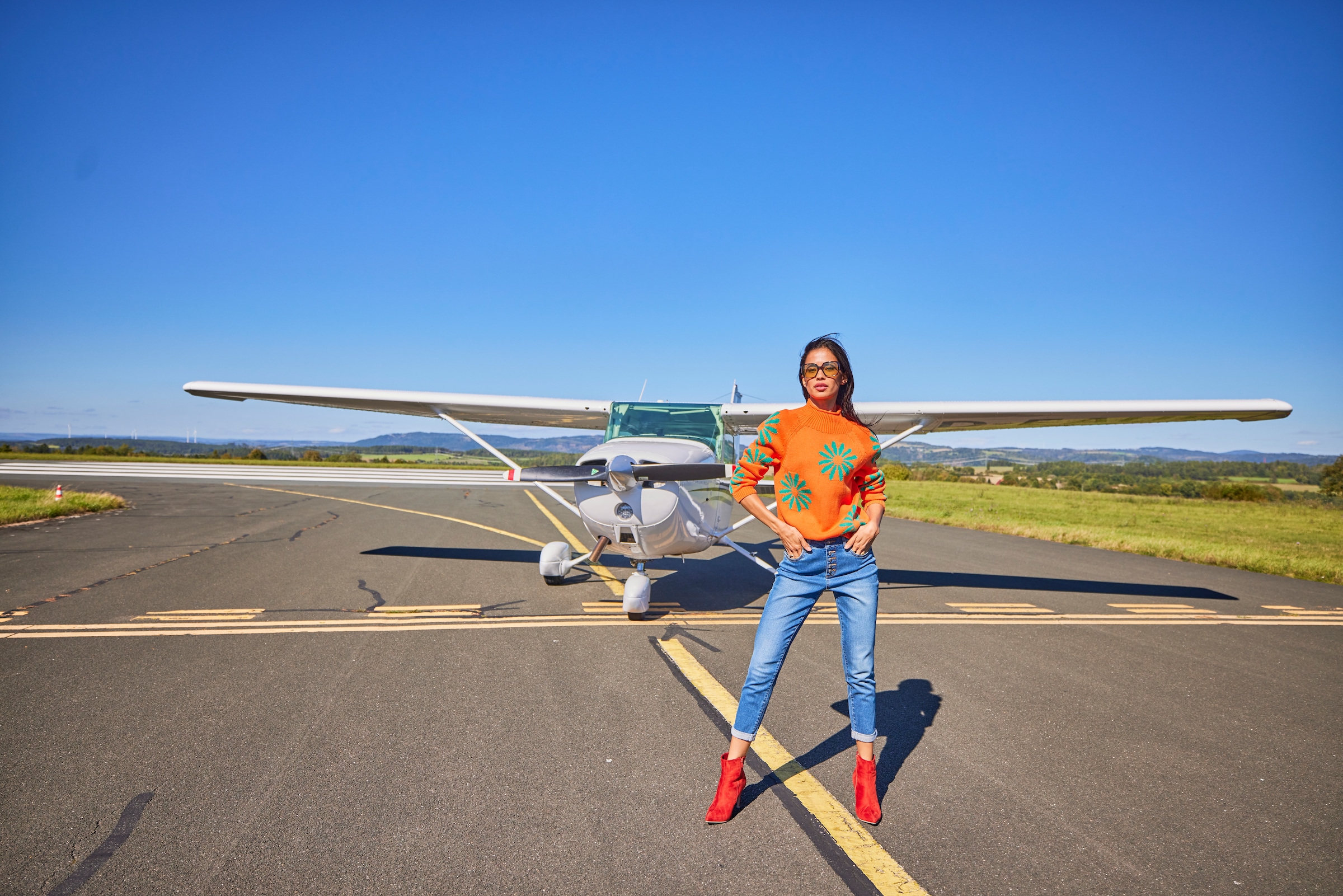 Aniston SELECTED Straight-Jeans sichtbare Knopfleiste und Used-Waschung - NEUE KOLLEKTION