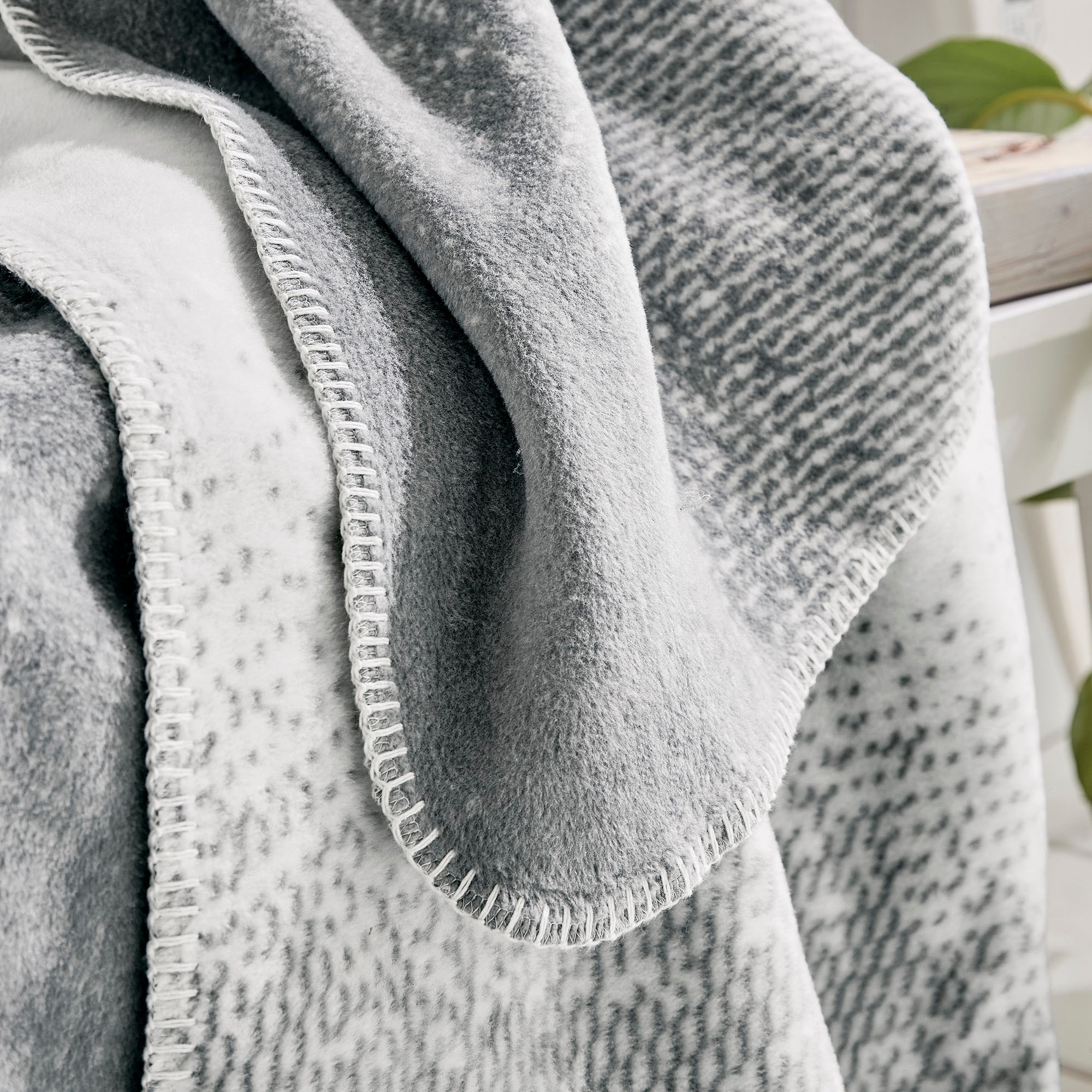 IBENA Wohndecke »Kuscheldecke Paia«, harmonischer Farbverlauf