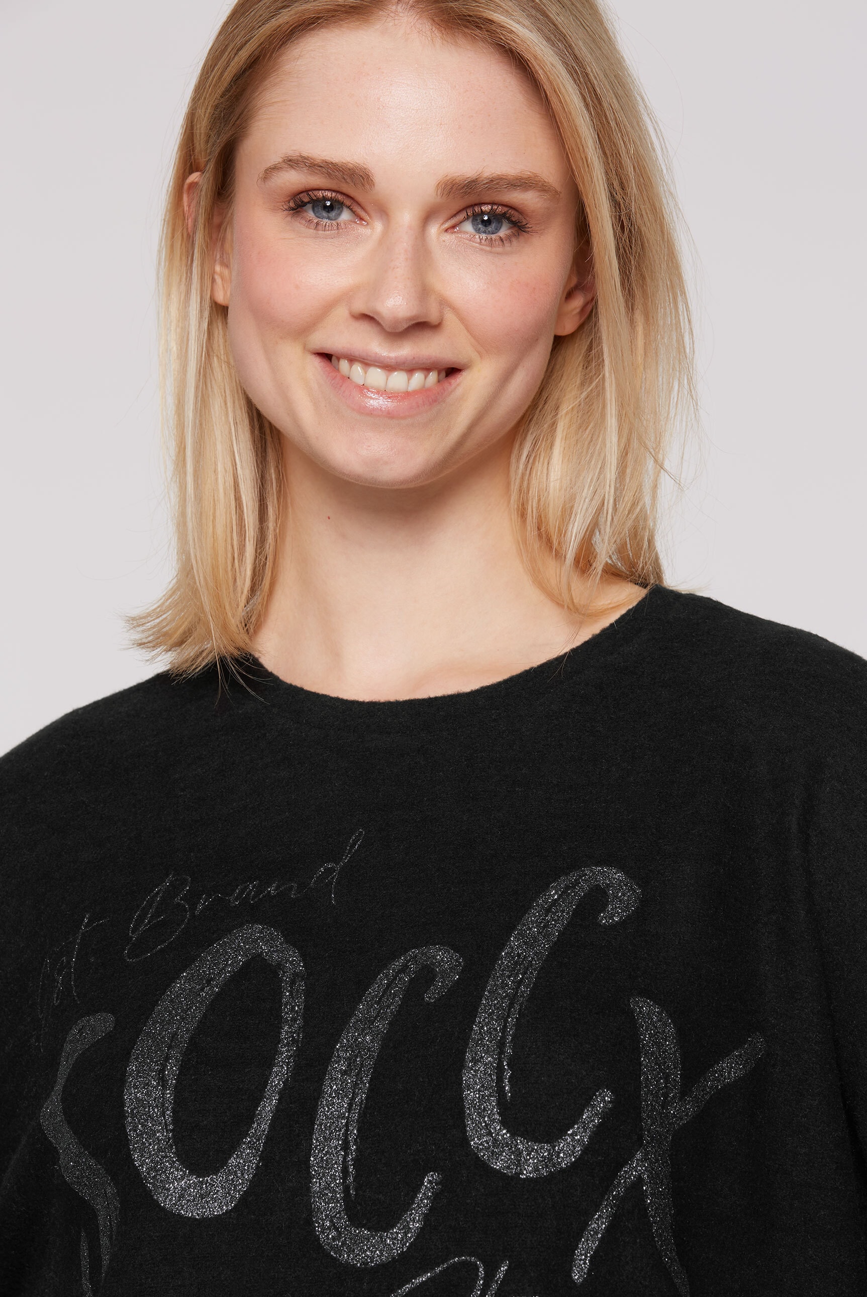 SOCCX Rundhalspullover, mit längerer Rückenpartie