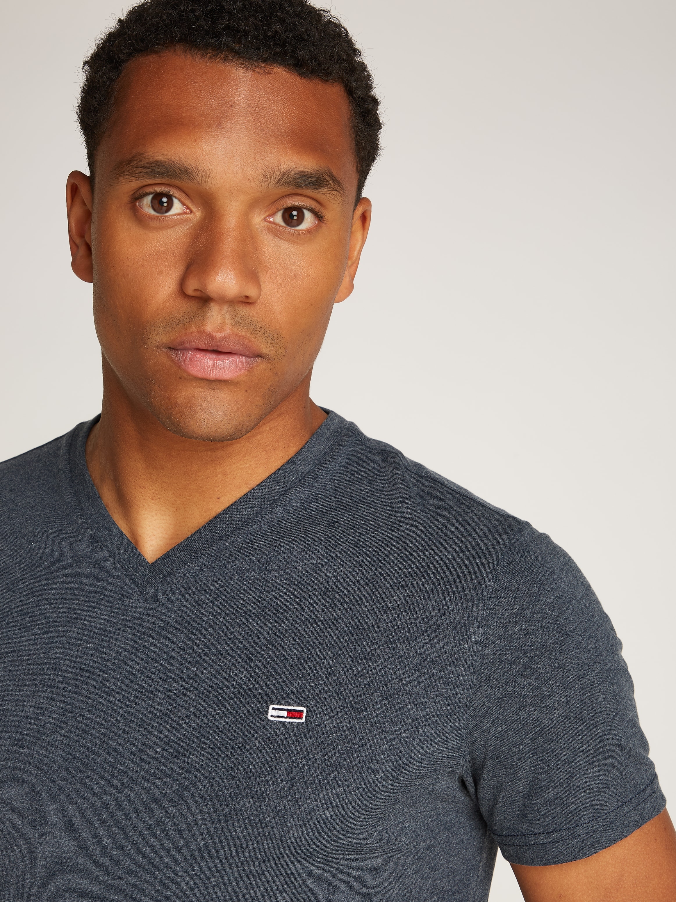 Tommy Jeans T-Shirt »TJM XSLIM JASPE VNECK TEE EXT«, in Melange-Optik