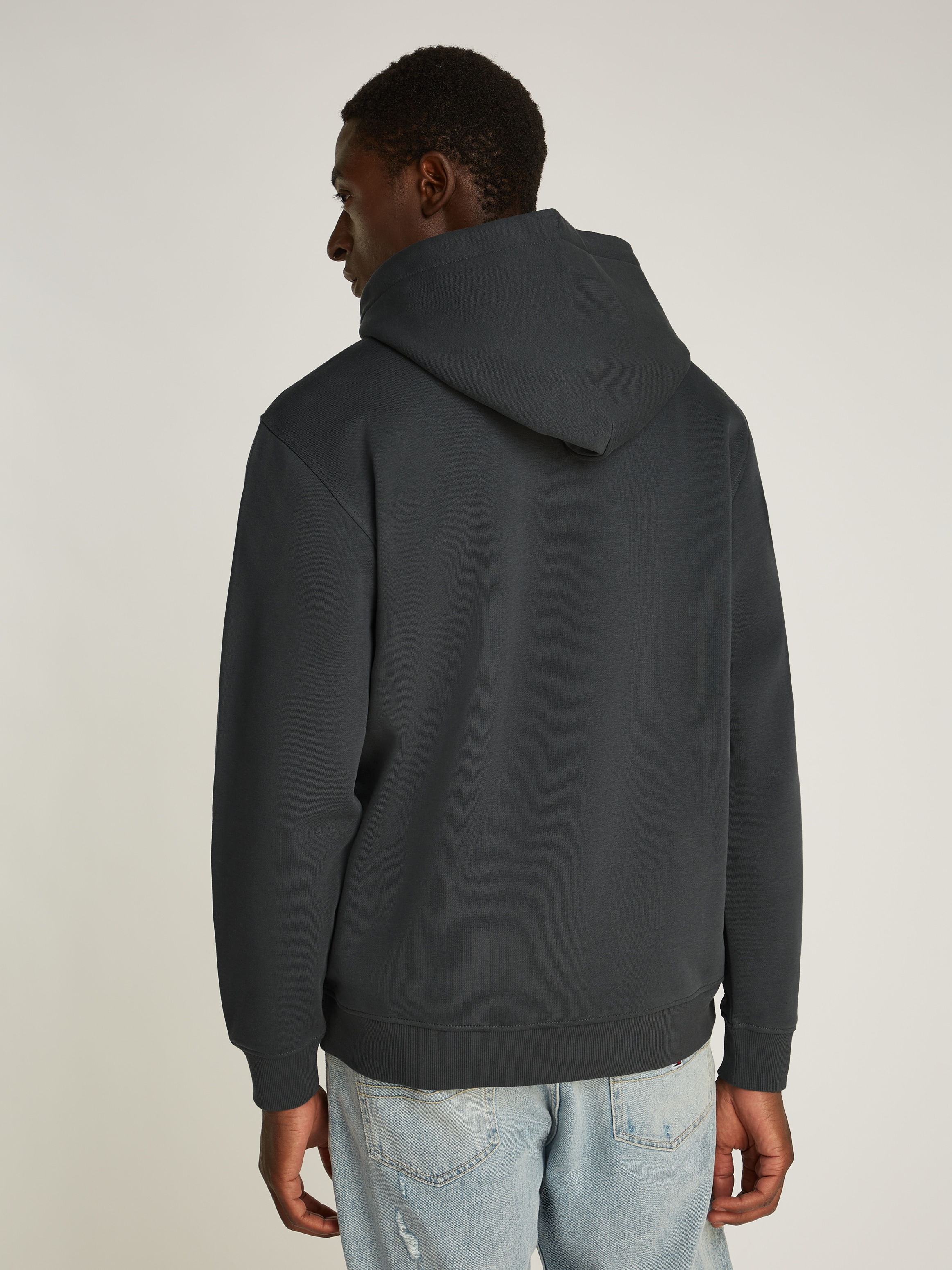 Tommy Jeans Sweatshirt »TJM REG ESSENTIAL FLAG HOOD EXT«, mit bedruckten Markenlogo auf Brusthöhe