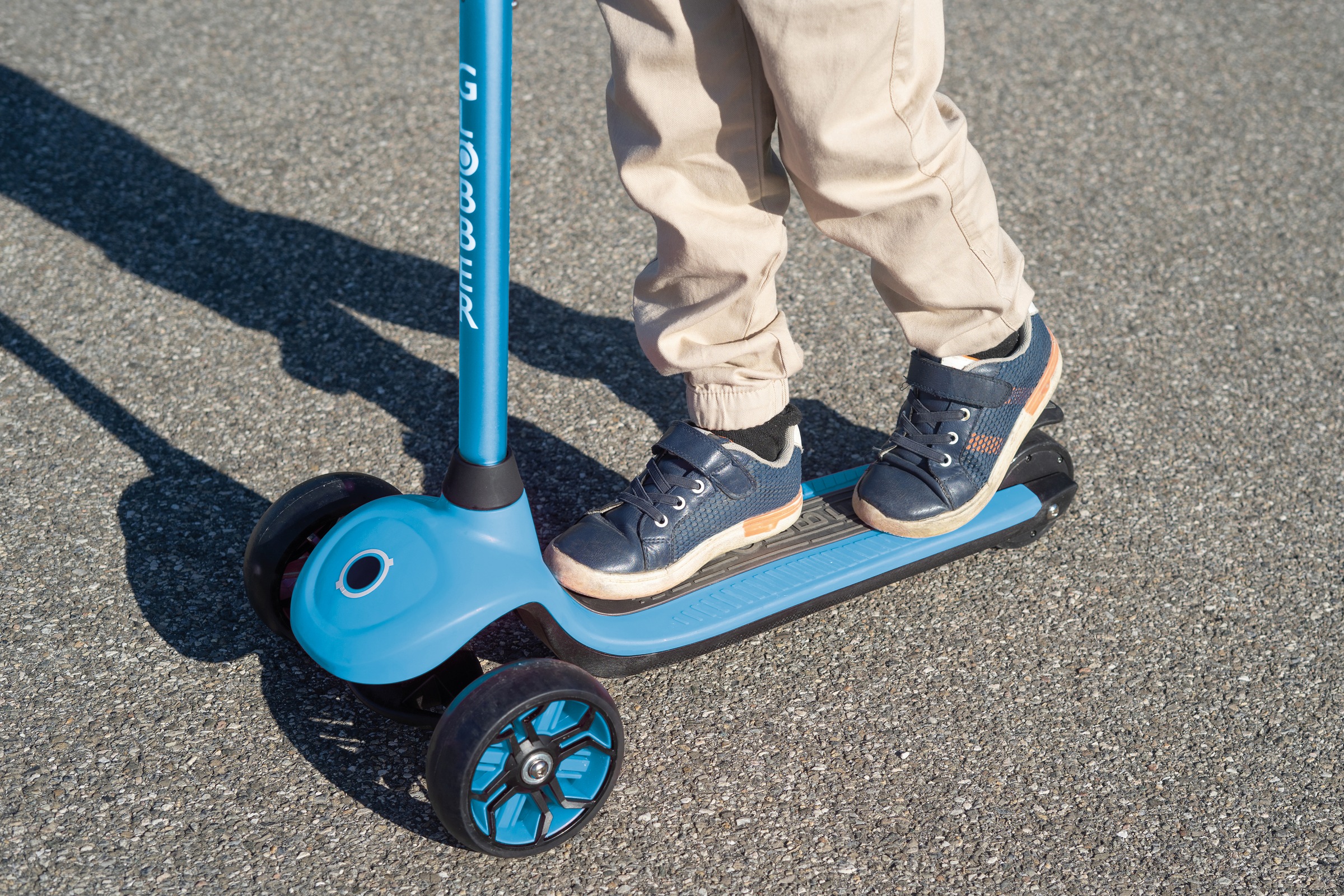 Globber E-Scooter »ONE K E-MOTION 4 PLUS, mit Leuchtrollen« 10 km/h