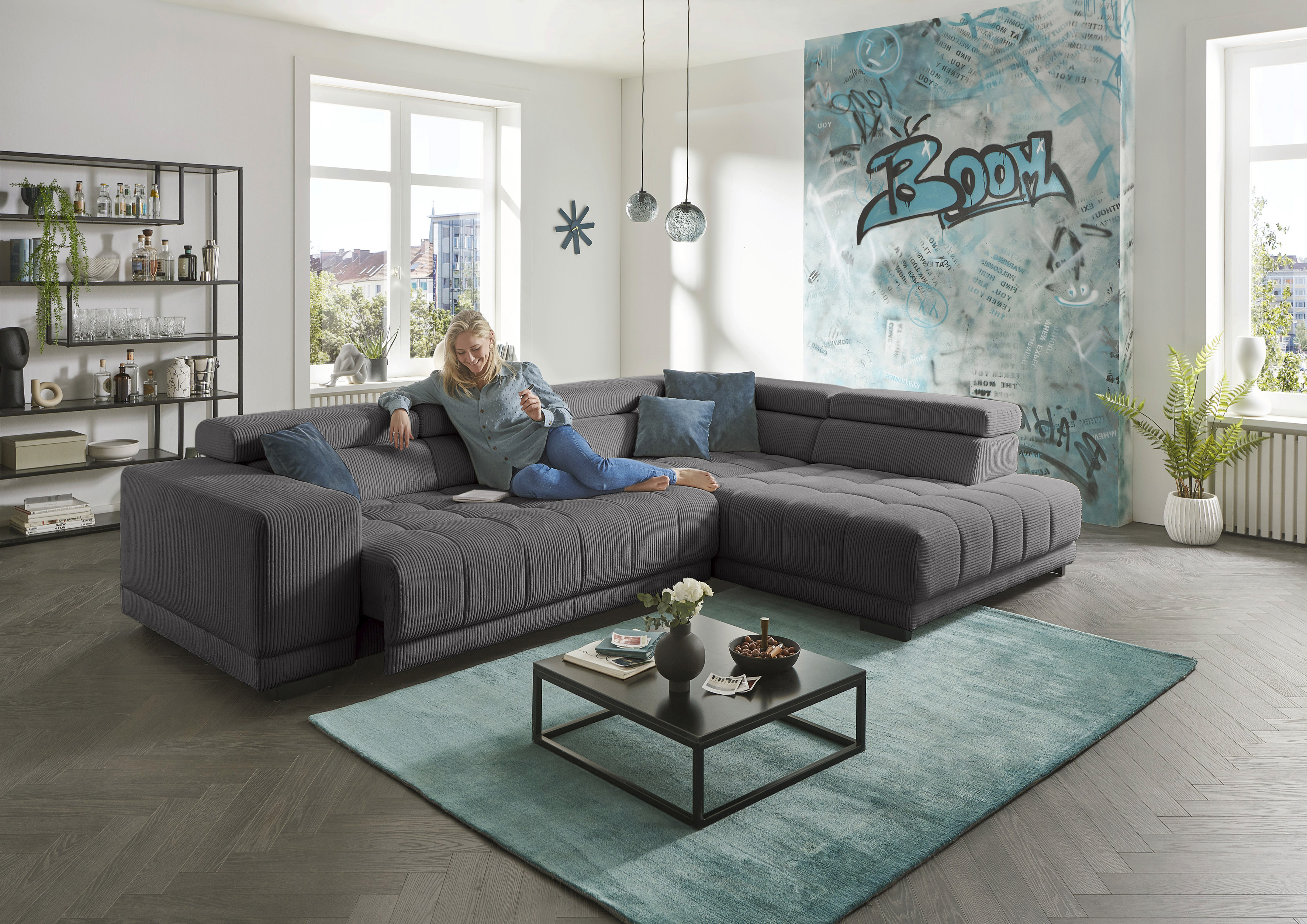 Die PlanBar Ecksofa "MP-IN15053 L-Form breiter Schenkel" wahlweise mit Kopfteilverstellung und manueller Vorziehbank